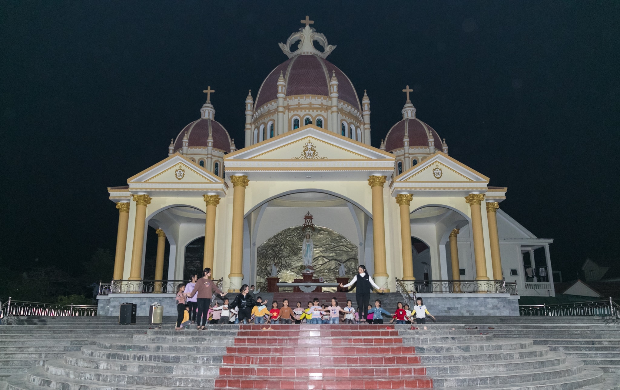 Các em nhỏ tại giáo xứ Bảo Nham đang miệt mài tập luyện để mang đến cho đêm Noel những tiết mục đáng nhớ nhất. Ảnh: Đức Anh