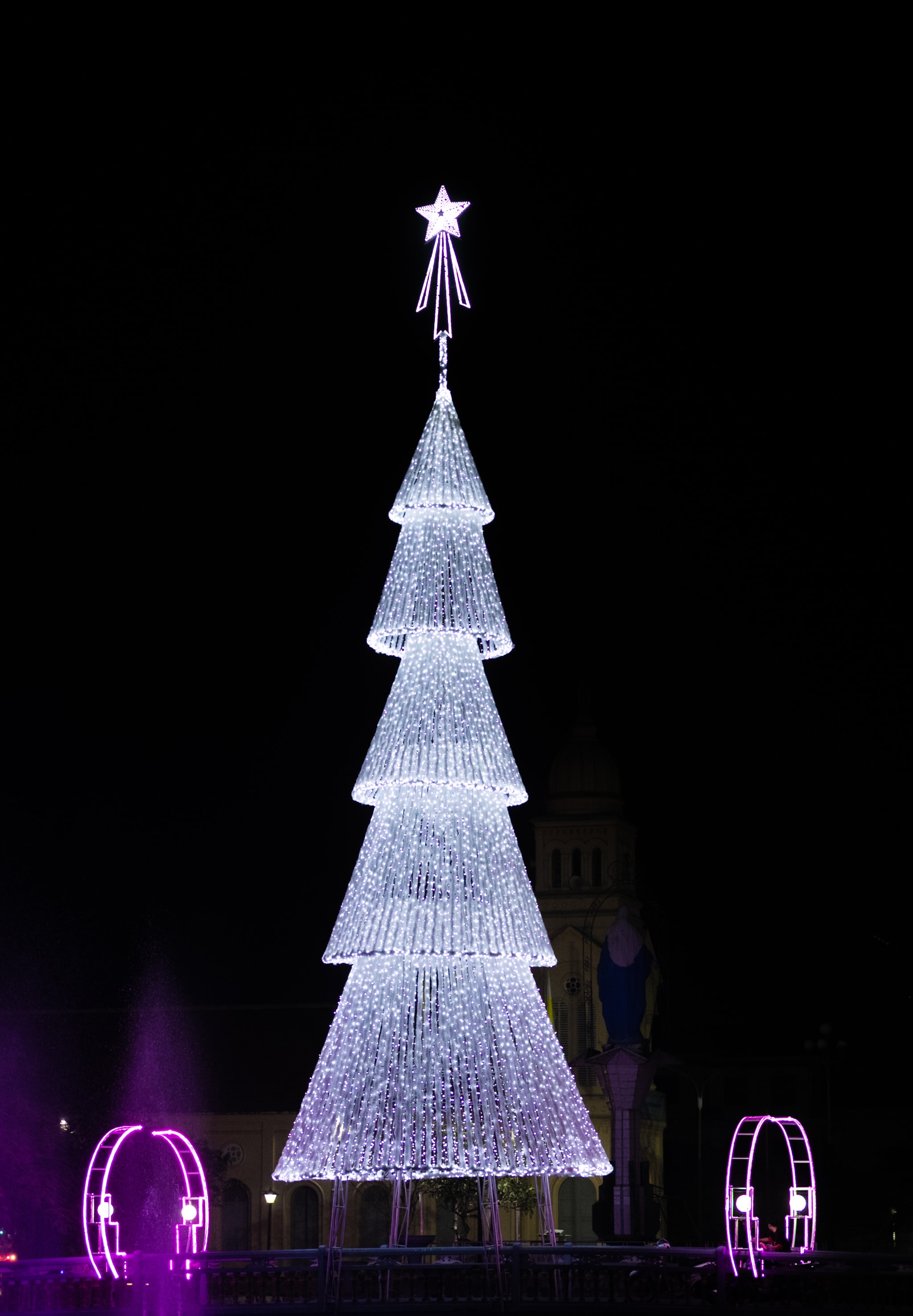 Phía trên “Hồ Giáng sinh” được trang trí cây thông noel cao 5 tầng đây là điểm nhấn mang ấn tượng mạnh cho người dân khi đến đây tham quan chiêm ngưỡng. Ảnh: Đức Anh