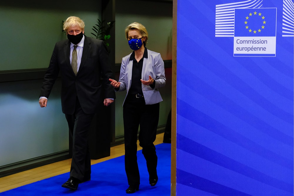 Thủ tướng Anh Boris John và Chủ tịch Ủy ban châu Âu Ursula von der Leyen đã có buổi gặp mặt thân mật, song tương lai về Brexit không thỏa thuận ngày càng rõ ràng. Ảnh: Blo