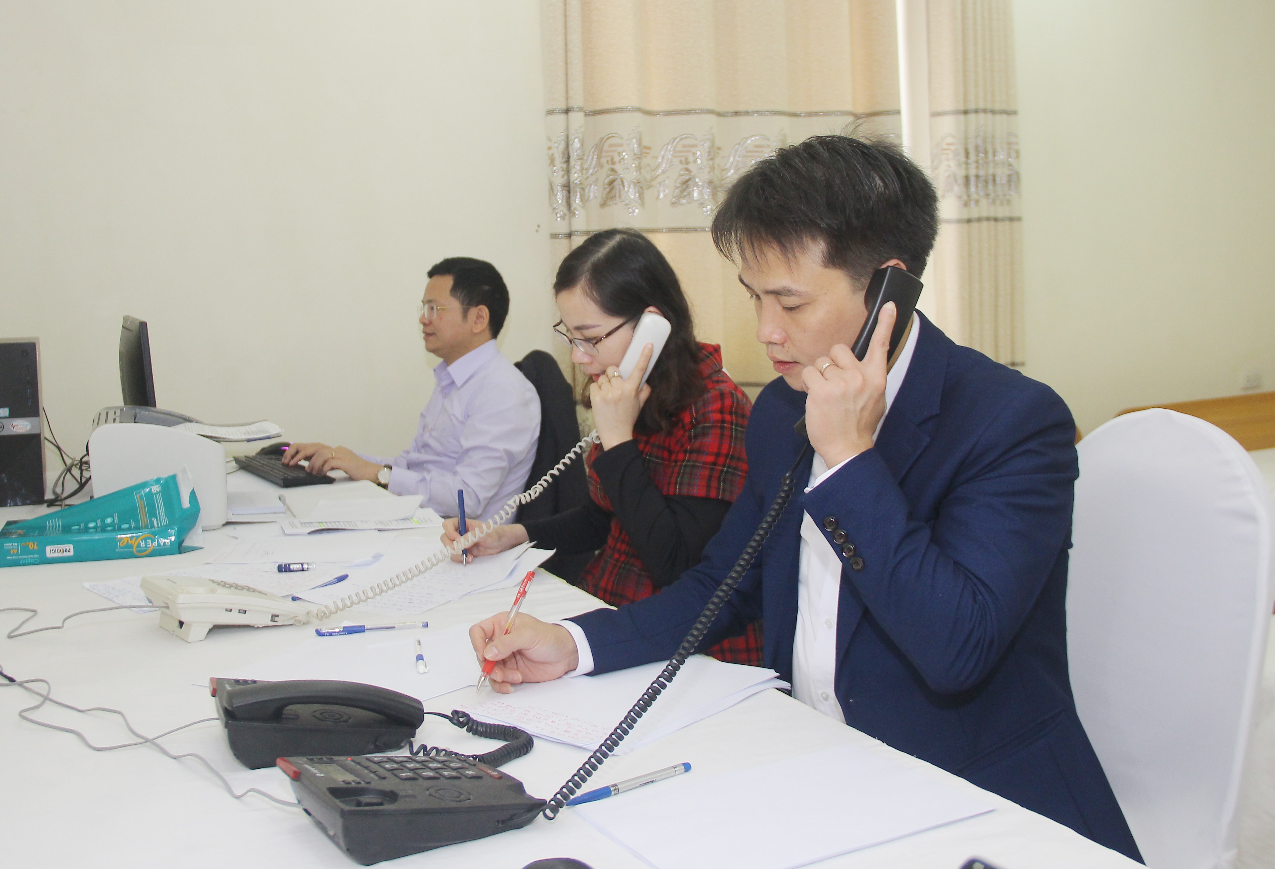 30 ý kiến cử tri gửi đến kỳ họp thông qua đường dây điện thoại trực tuyến. Ảnh: Mai Hoa