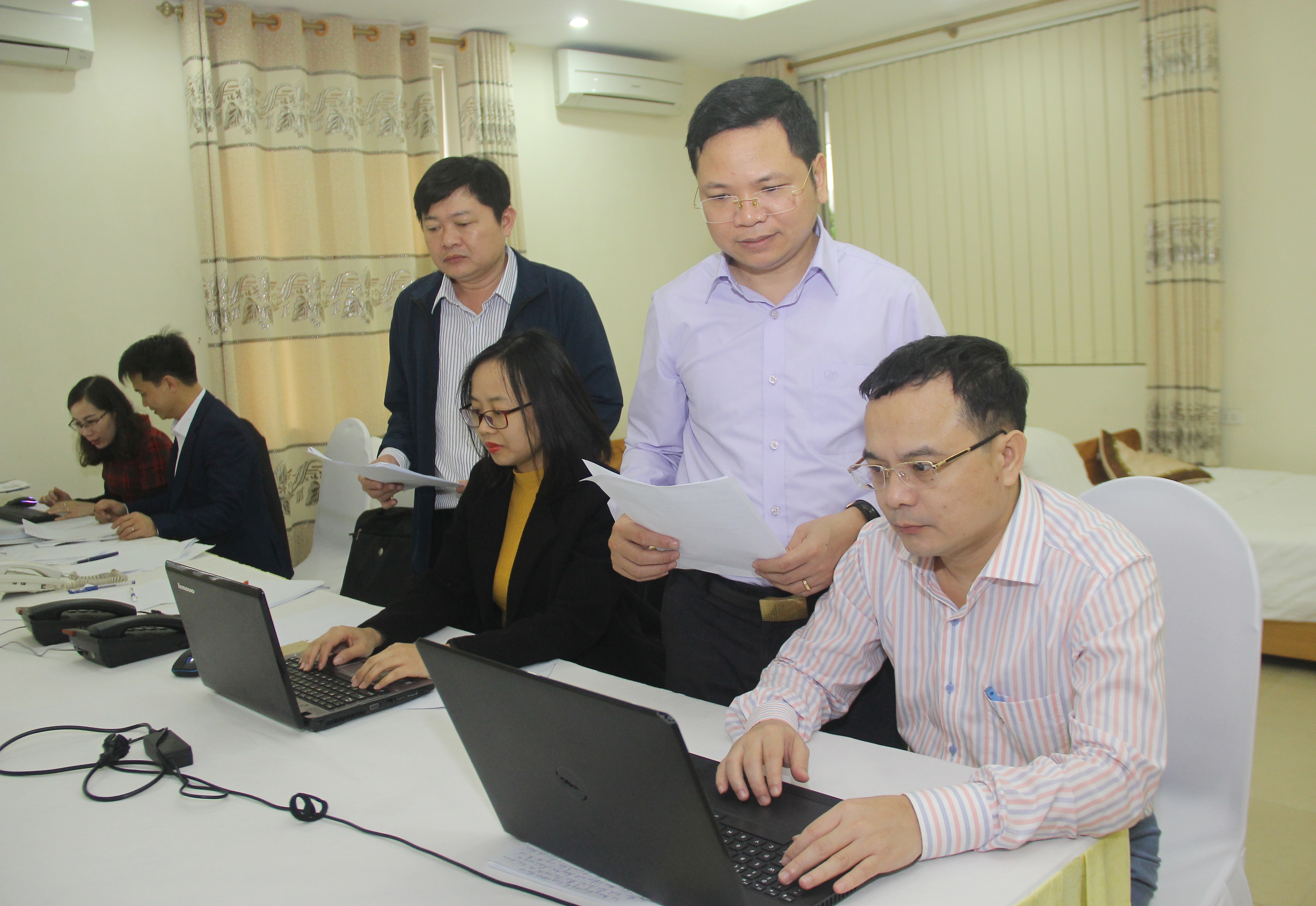 Cán bộ trực đường dây điện thoại trực tuyến tại kỳ họp tổng hợp ý kiến, kiến nghị của cử tri gửi đến kỳ họp. Ảnh: Mai Hoa