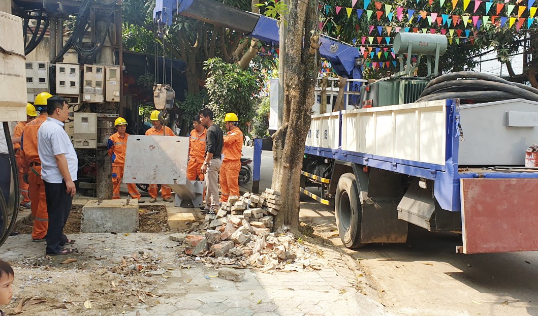 Phùong Hồng Sơn quan tâm giải quyết kiến ngị củ cưe tri di dời trạm điệm ra hỏ nhà văn hóa khói 5. Ảnh: Mai Hoa