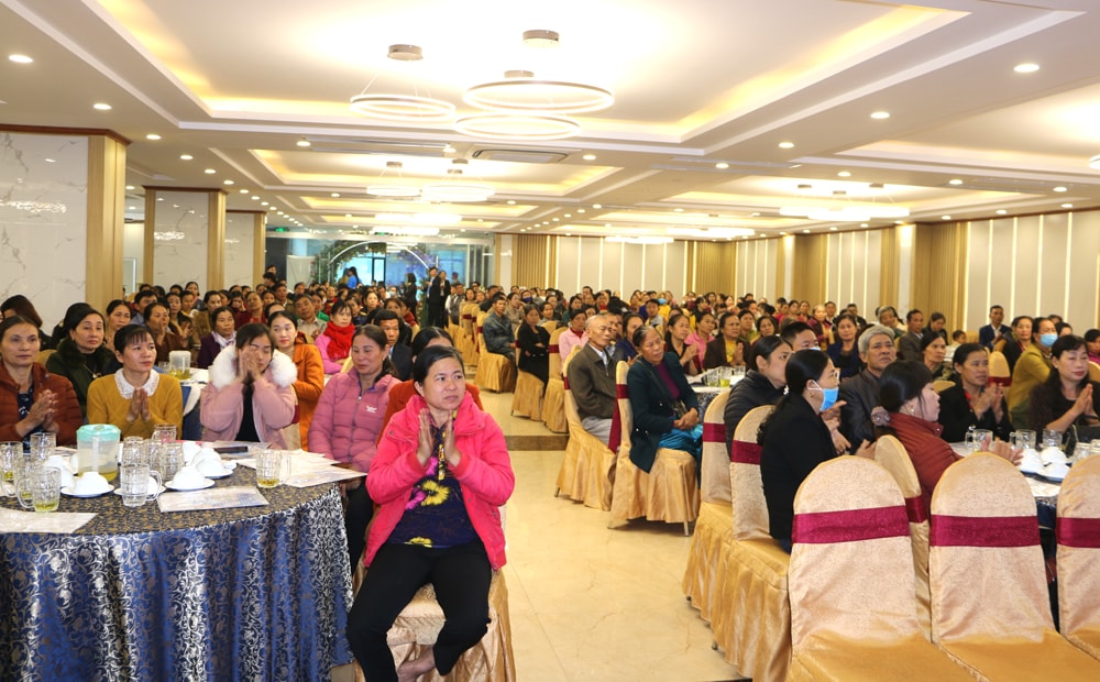 Hơn 250 khách hàng chứng kiến lễ quay thưởng và dự nghe tư vấn tài chính khi tham gia bảo hiểm nhân thọ. Ảnh: Nguyễn Hải 