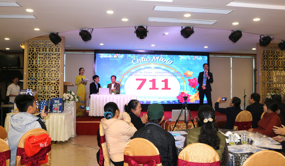 Tổ chức lễ quay thưởng ngẫu nhiên cho các khách hàng may mắn trúng thưởng tại Quỳnh Lưu. Ảnh Nguyễn Hải