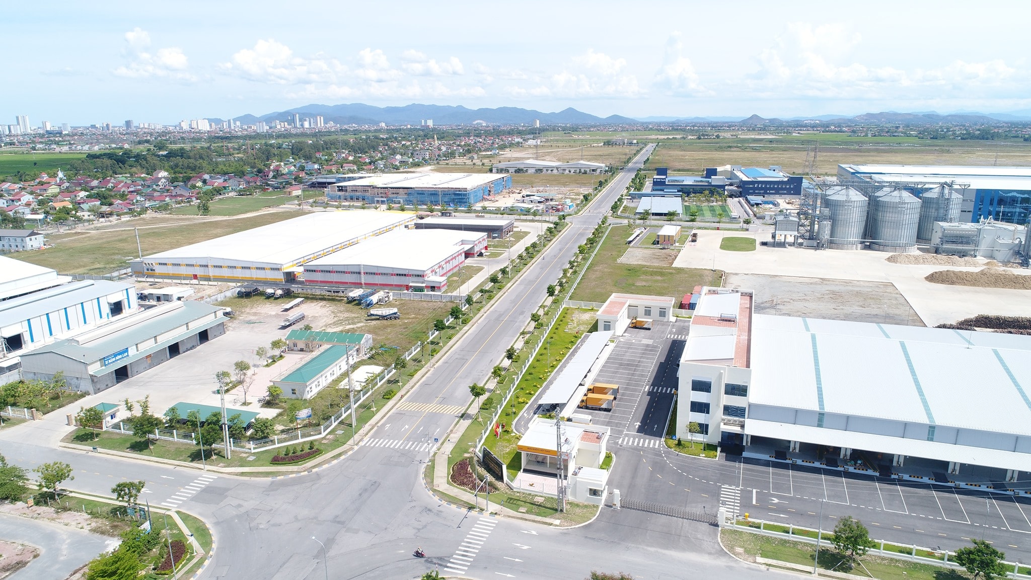 Chủ tịch UBND tỉnh Nguyễn Đức Trung khẳng định, năm 2021 sẽ cải thiện mạnh mẽ môi trường đầu tư kinh doanh, phấn đấu thu hút được các dự án trọng điểm. Trong ảnh là KCN VSIP. Ảnh tư liệu