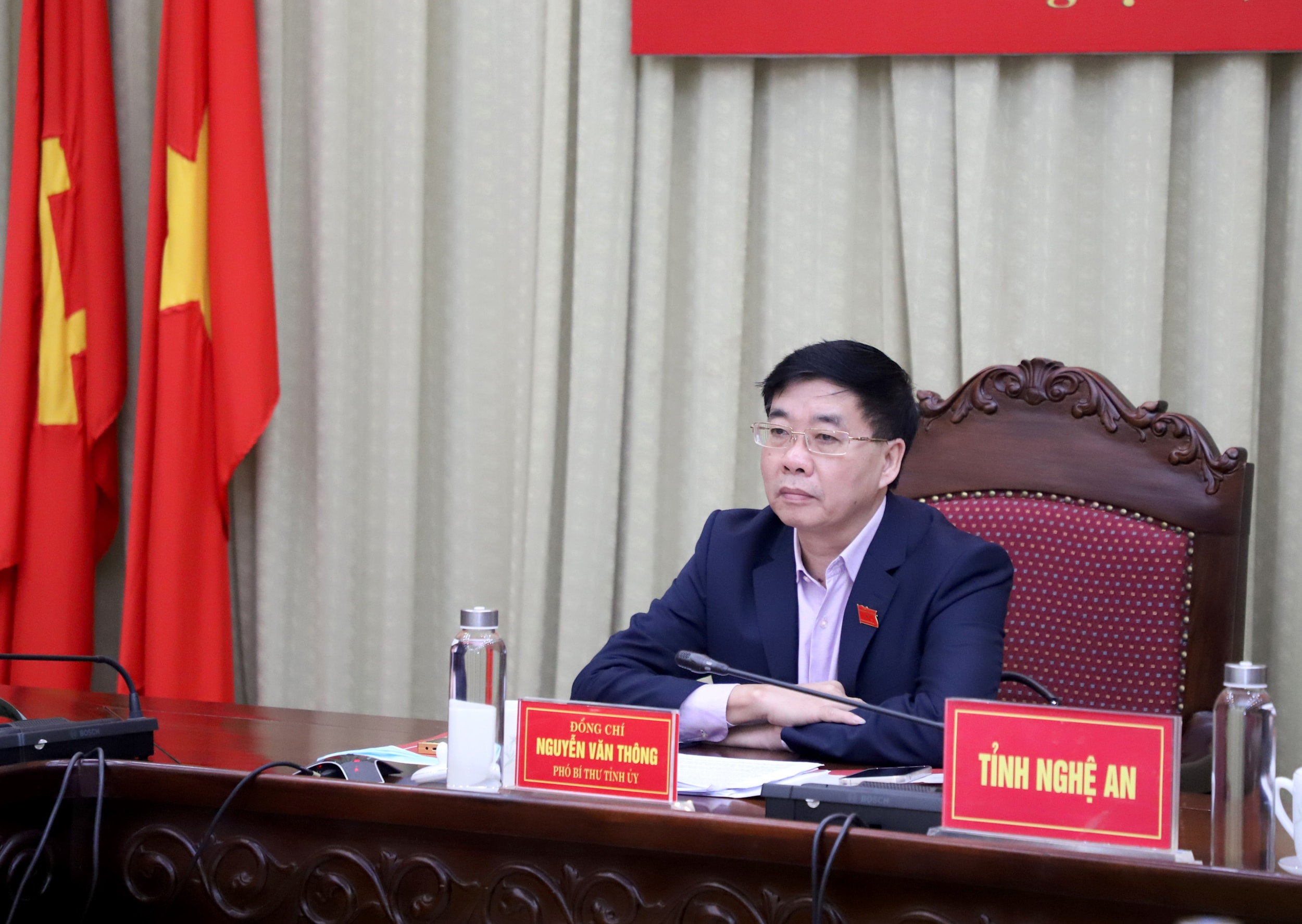 Đồng chí Nguyễn Văn Thông - Phó Bí thư Thường trực Tỉnh ủy chủ trì điểm cầu Nghệ An. Ảnh: Phạm Bằng