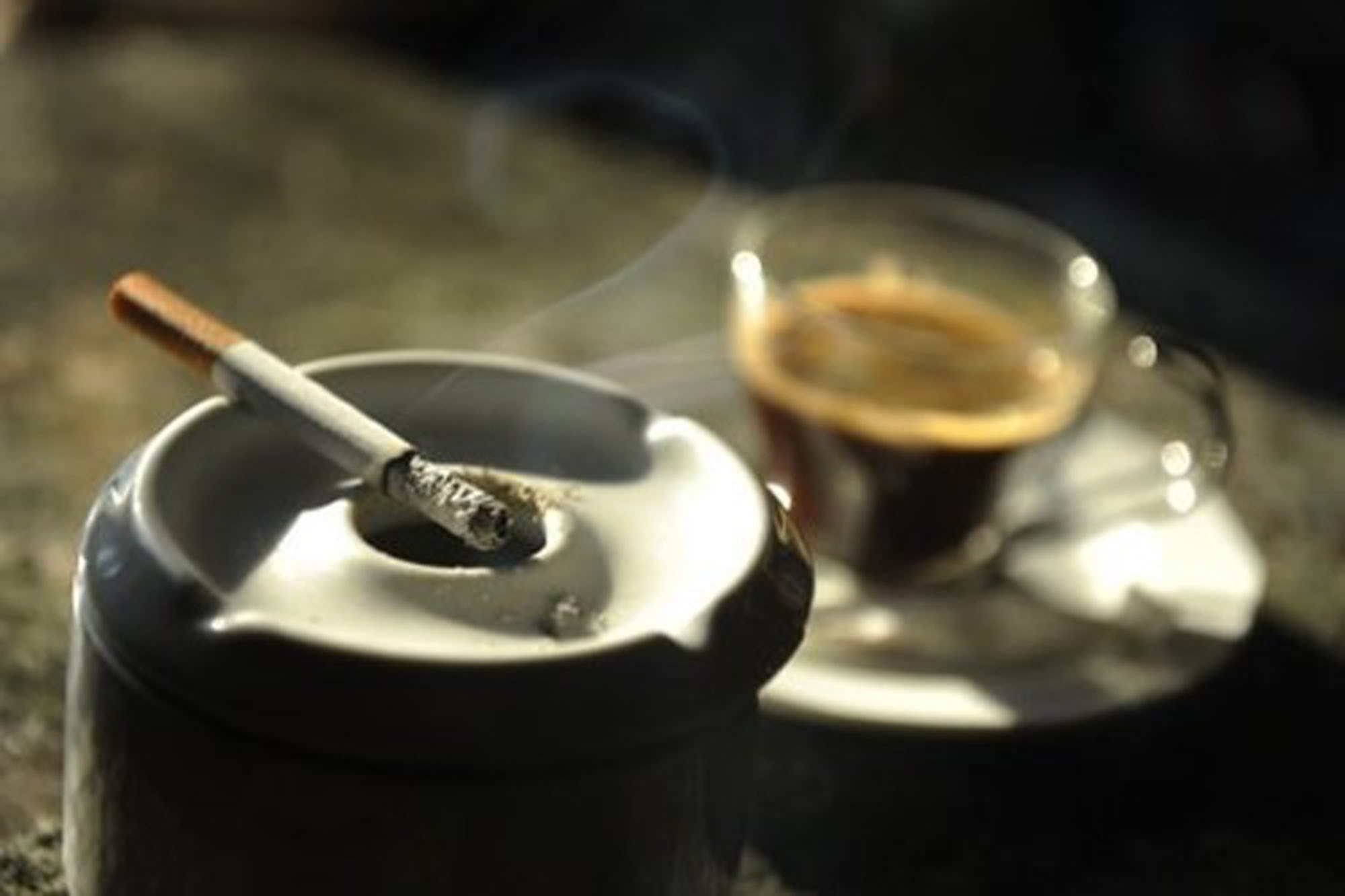 Hút thuốc lá kết hợp uống cà phê hay uống rượu làm tăng quá trình tích lũy độc tố trong cơ thể. Ảnh: Nguồn internet