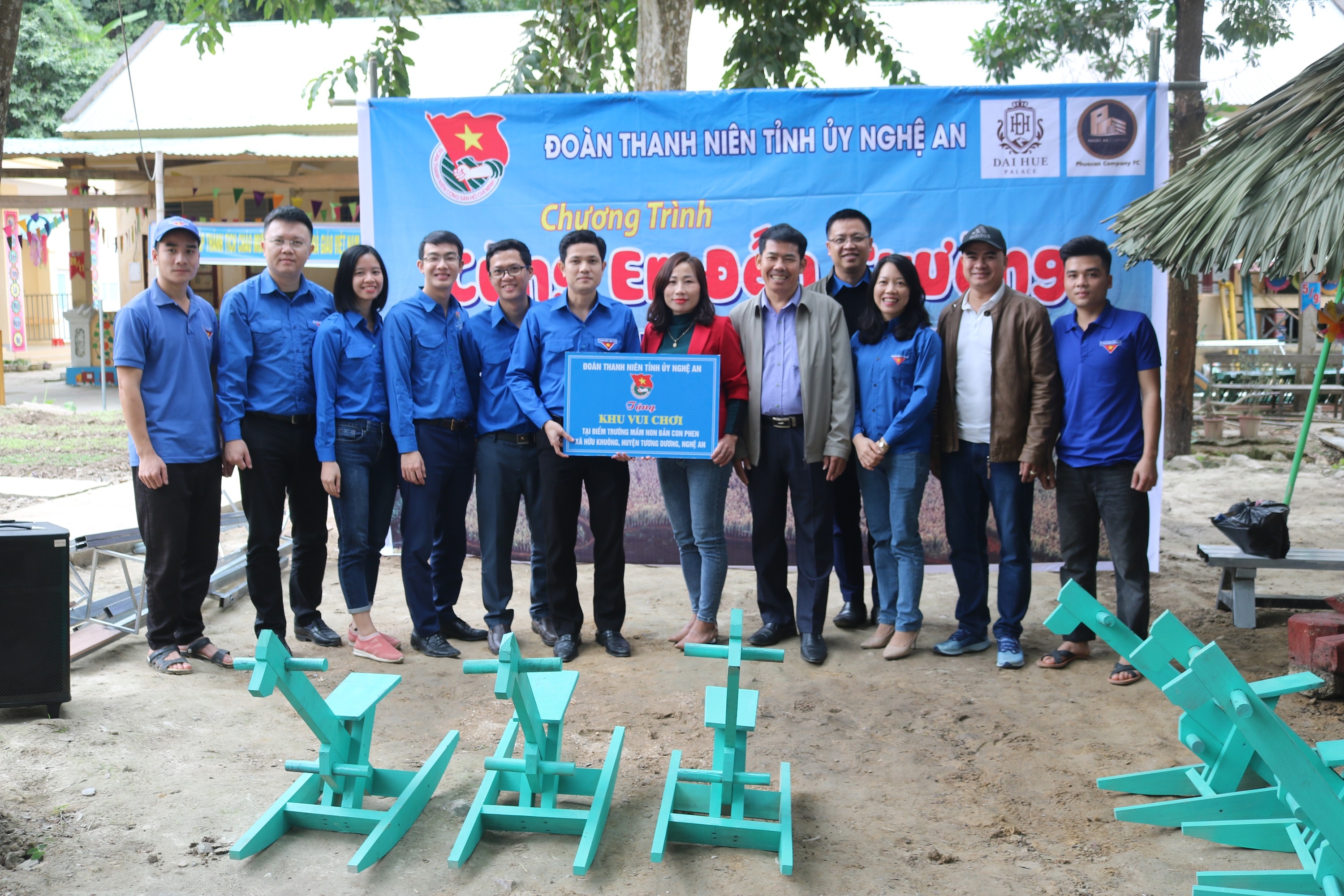 Tại xã Hữu Lập, đoàn thăm và tặng quà 2 điểm trường tiểu học là Chà Lắn và Noọng Ó. Ảnh: Sỹ Thành