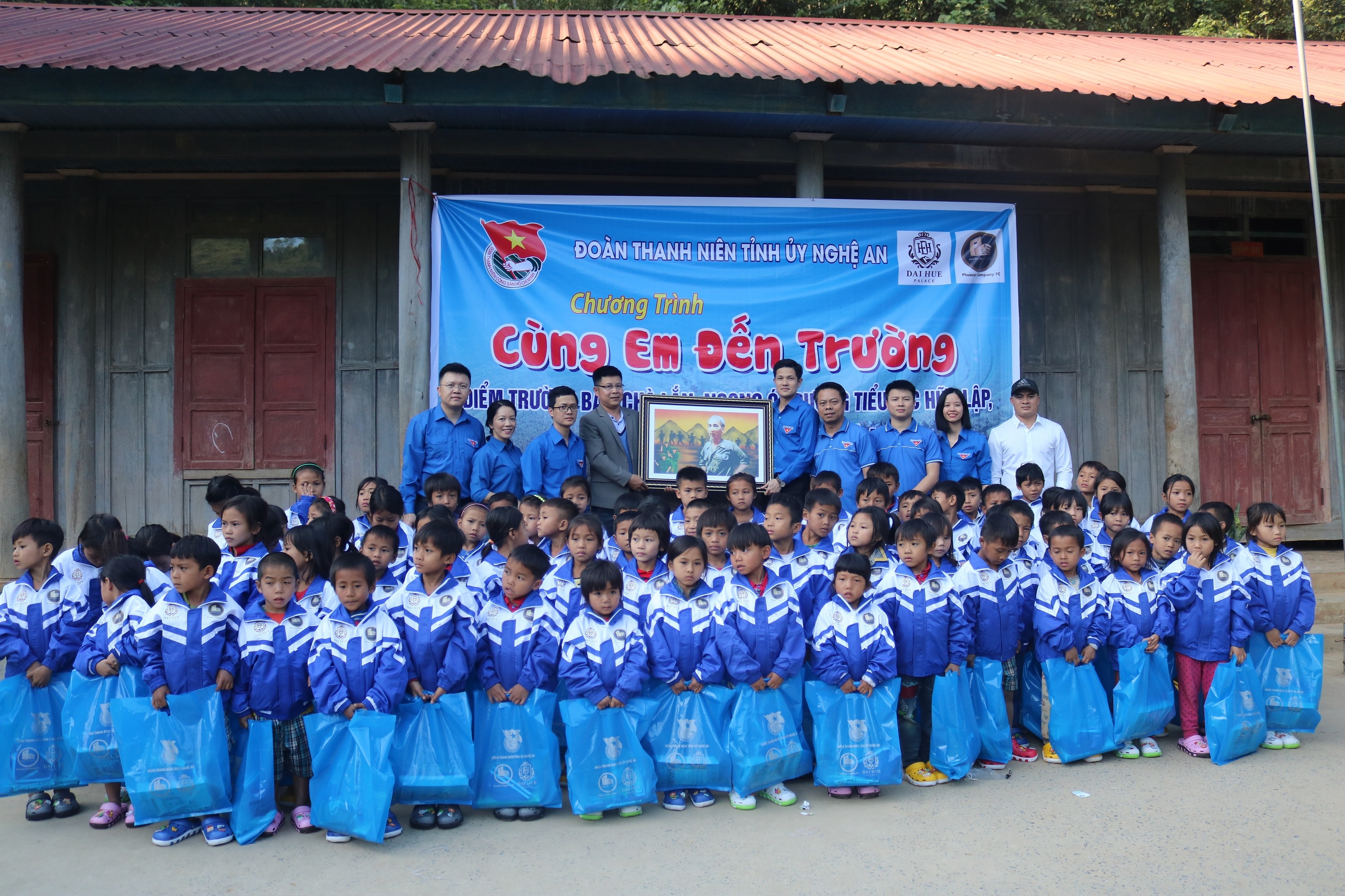Đoàn tặng quà tại xã Hữu Khuông. Ảnh: Sỹ Thành