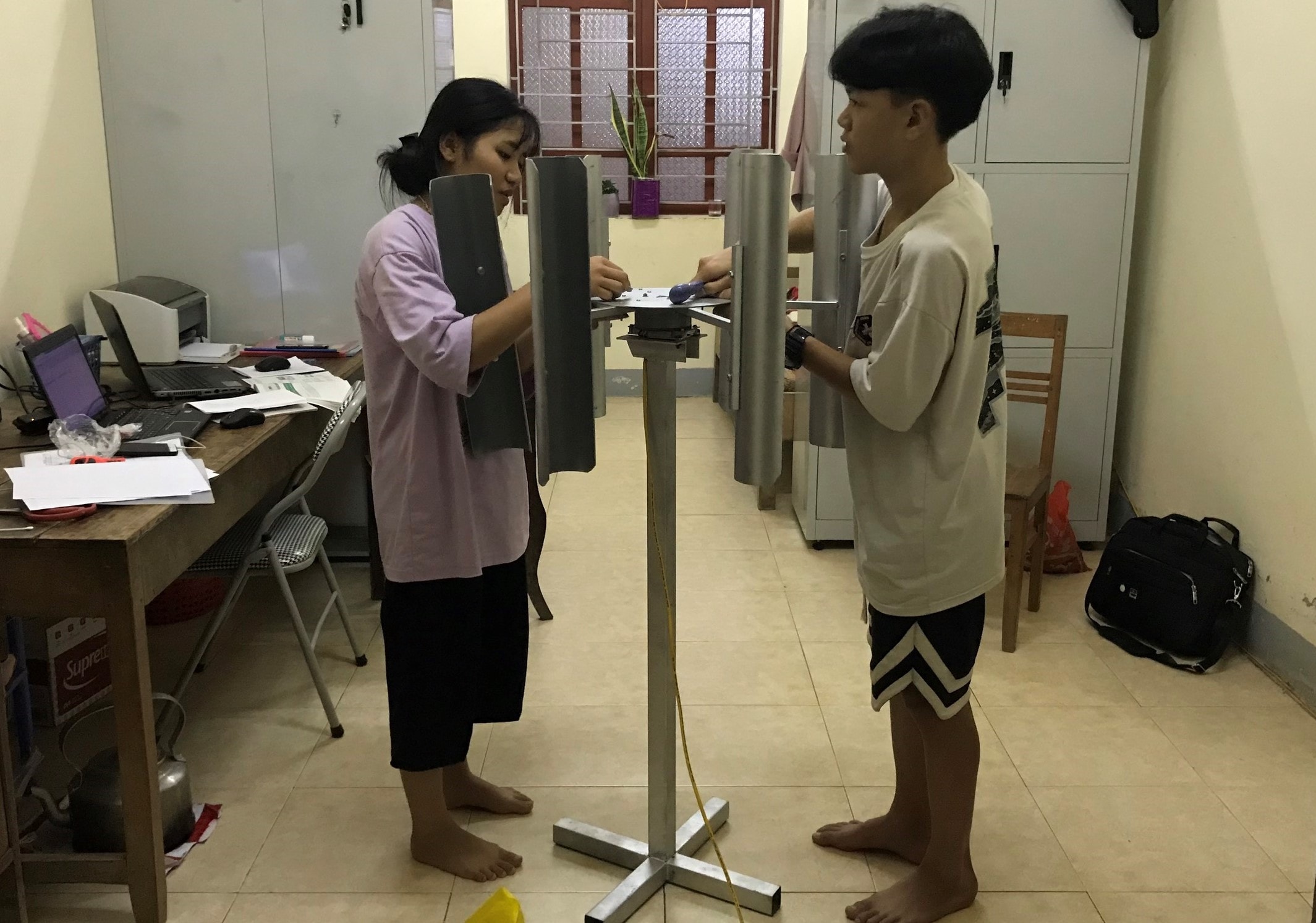 Máy phát điện của hai học sinh khá đơn giản. Ảnh: Tiến Hùng