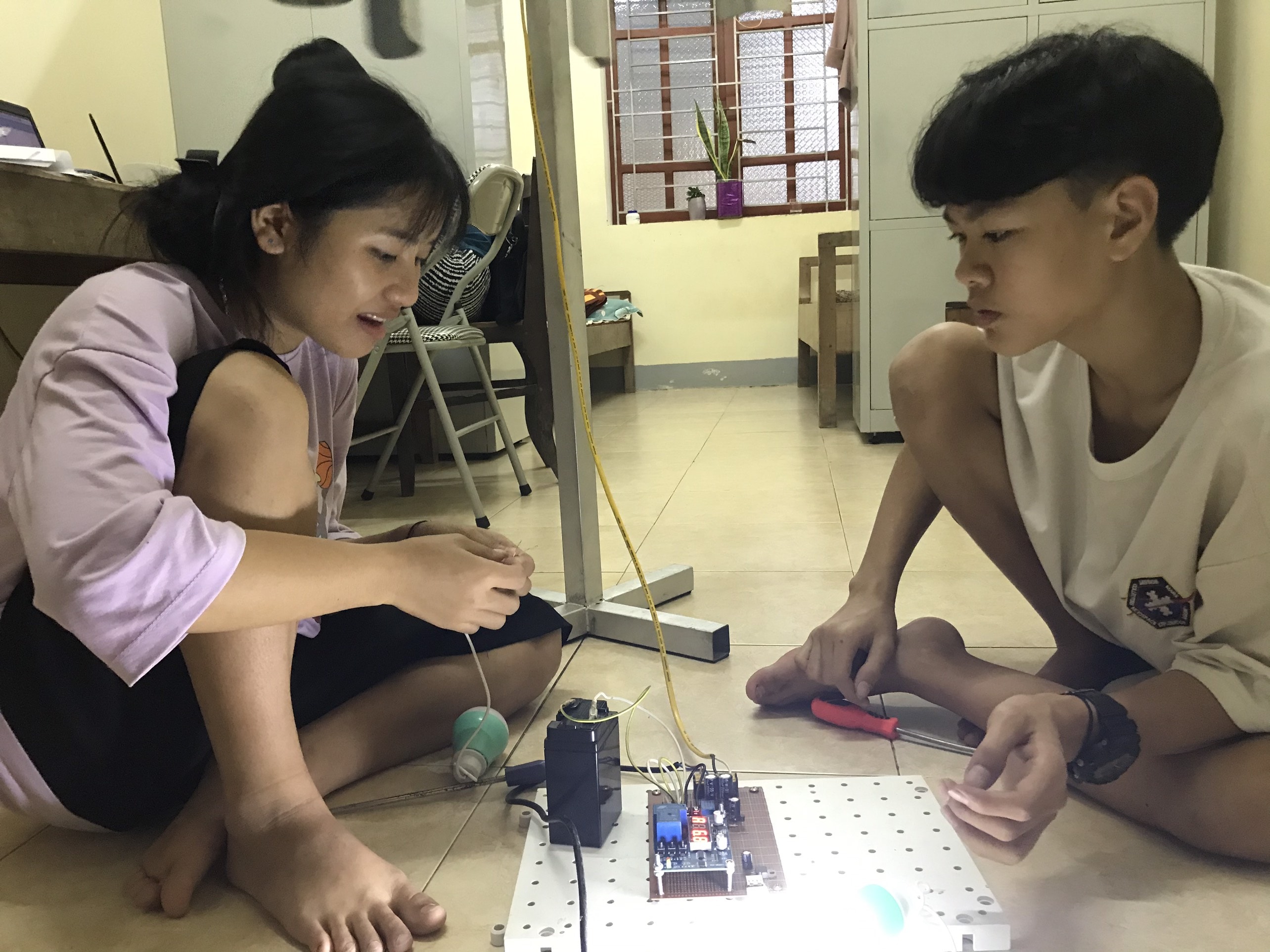 Ý tưởng làm máy phát điện nảy ra sau khi chứng kiến cuộc sống khó khăn do thiếu điện. Ảnh: Tiến Hùng