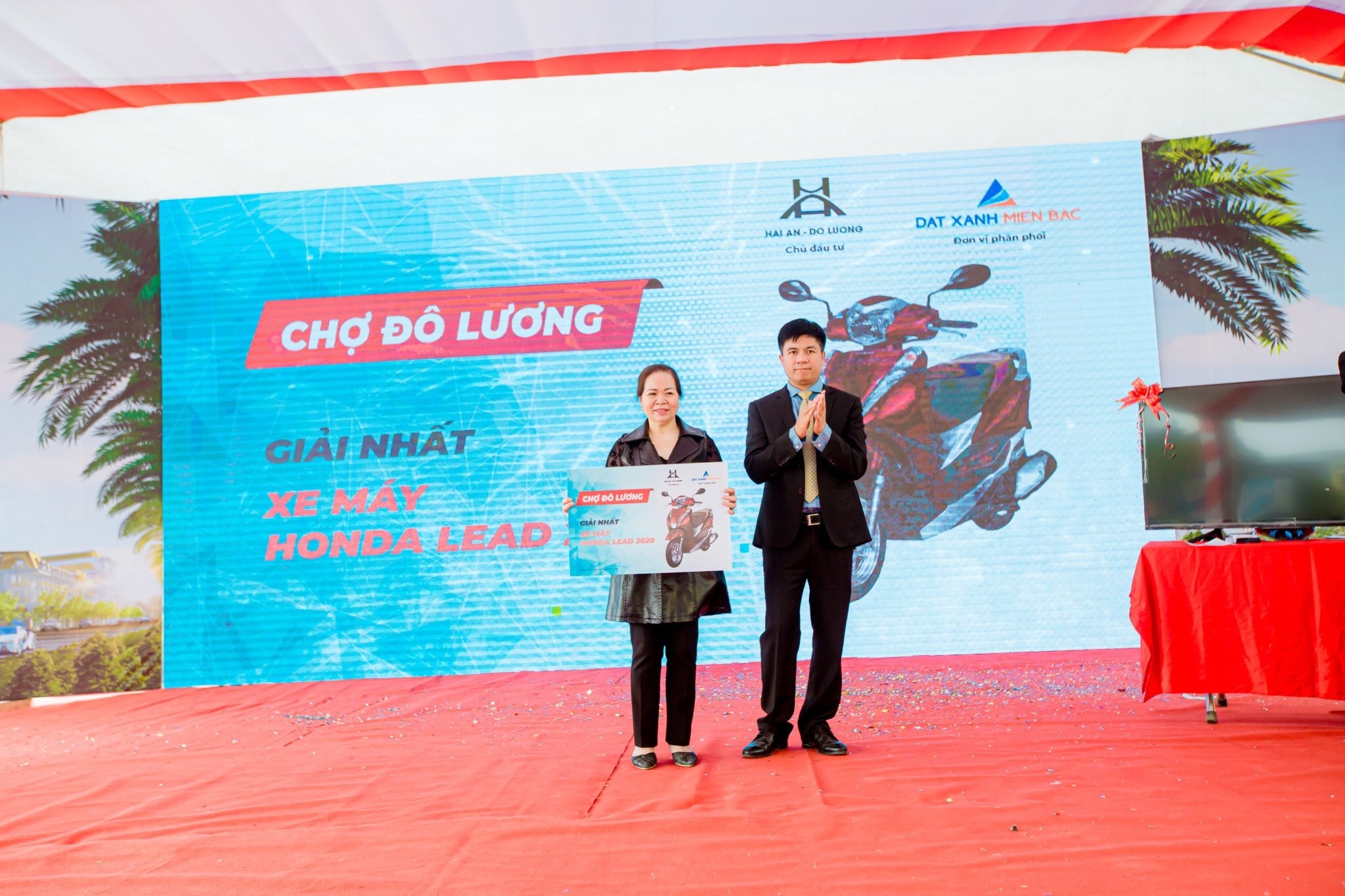 Sự kiện đồng thời mang đến cho bà con tiểu thương và khách mời những phần quà tri ân qua chương trình bốc thăm trúng thưởng với tổng giá trị lên đến 100 triệu đồng gồm: xe máy, tivi, tủ lạnh… Ảnh: CĐT cung cấp