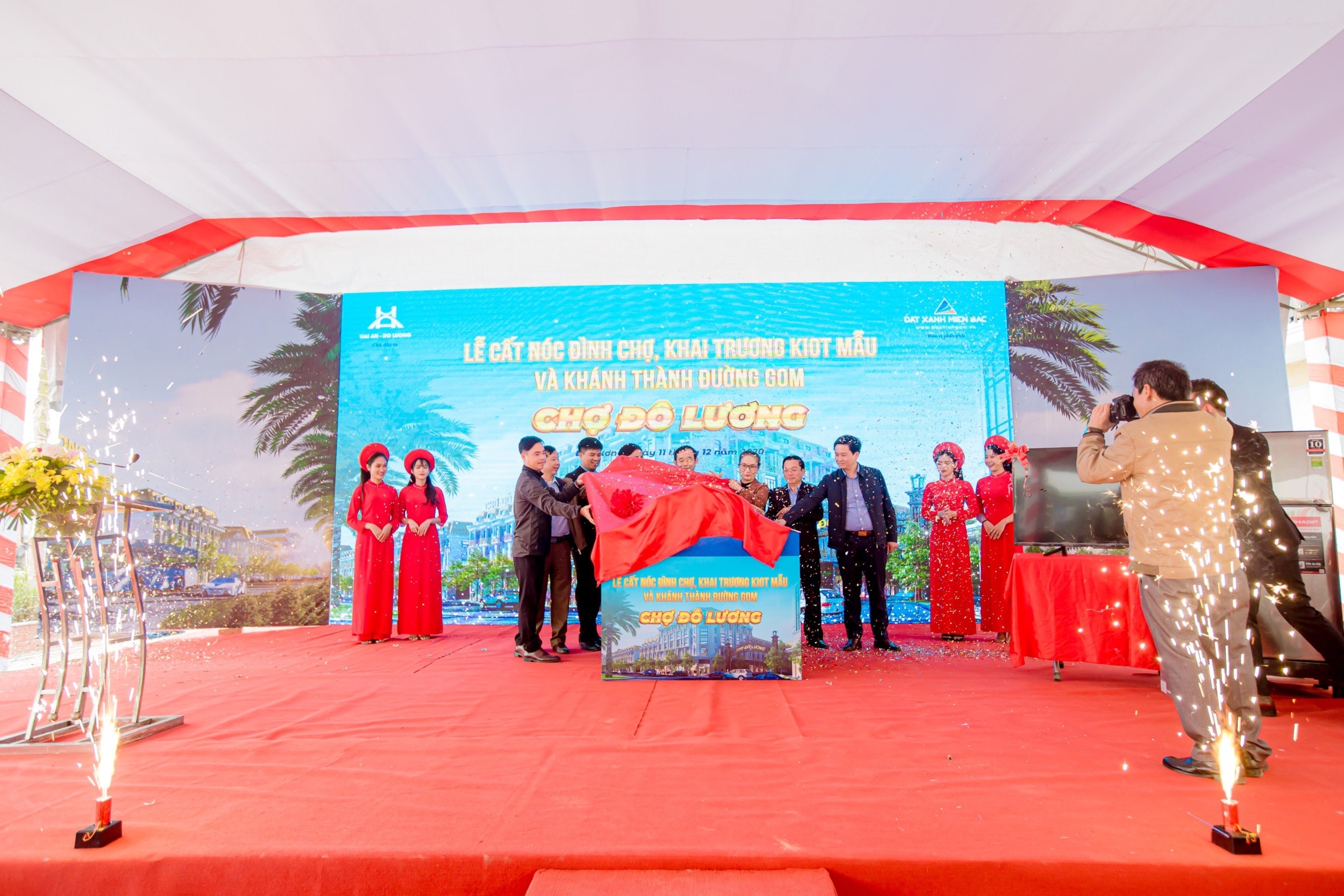 Các đại diện lãnh đạo huyện cùng chủ đầu tư thực hiện nghi lễ cất nóc. Ảnh: CĐT cung cấp