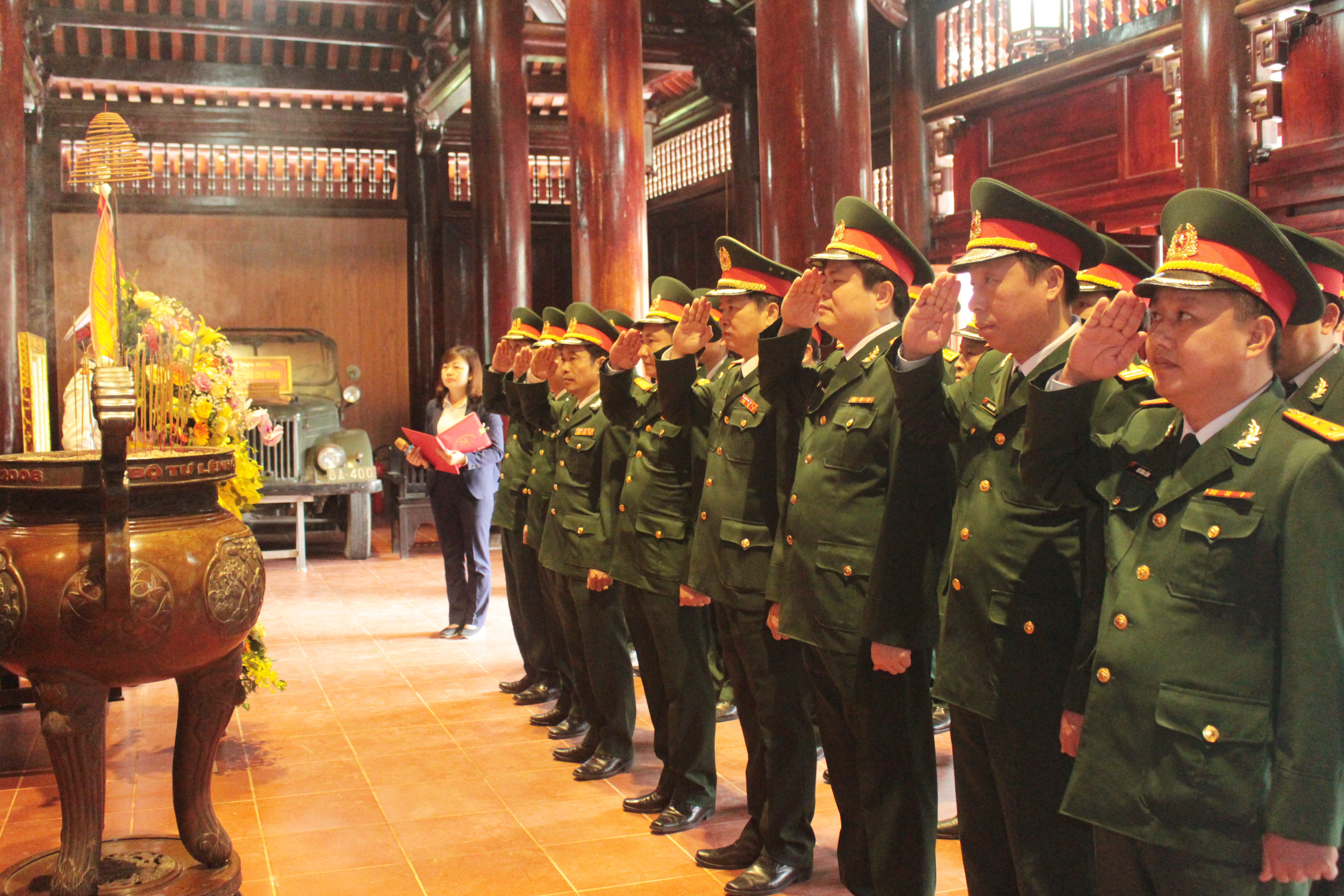 Đoàn công tác Cục Chính trị tưởng niệm Chủ tịch Hồ Chí Minh tại Khu di tích Kim Liên. Ảnh: Phùng Ngọc Thăng