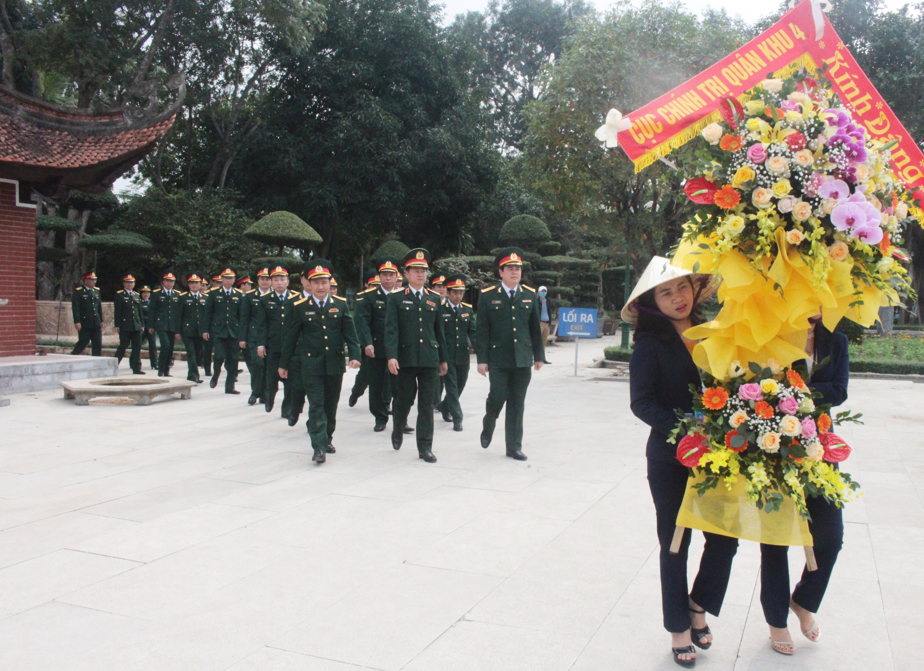 Các đồng chí trong thường vụ Đảng ủy Cục và các cơ quan, đơn vị Cục Chính trị dâng hoa, dâng hương tưởng niệm Chủ tịch Hồ Chí Minh tại Khu di tích Kim Liên. Ảnh: Phùng Ngọc Thăng