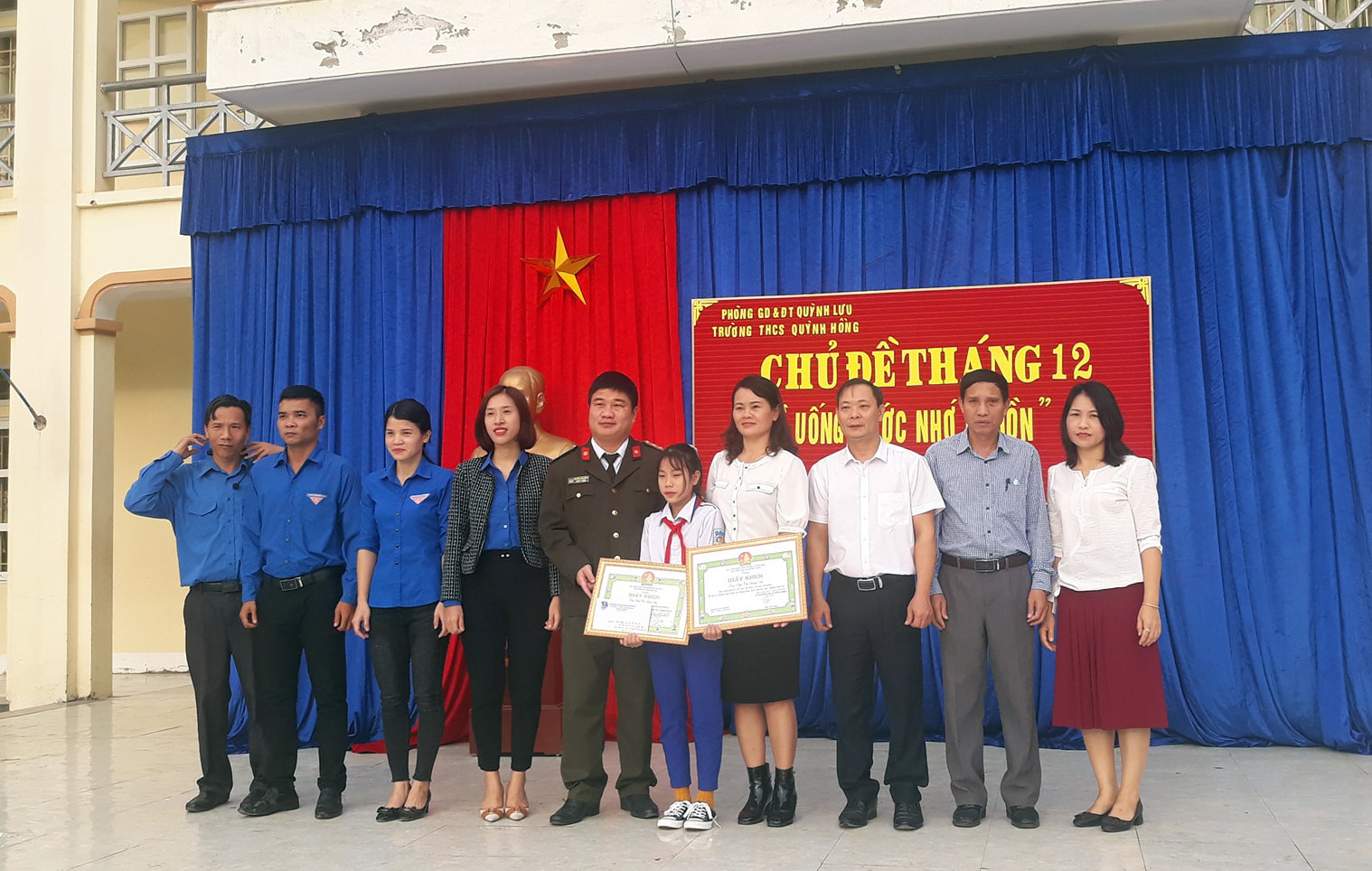 Huyện đoàn và ban giám hiệu nhà trường trao giấy khen cho em Ngô Thị Hồng Hà. Ảnh: PV.