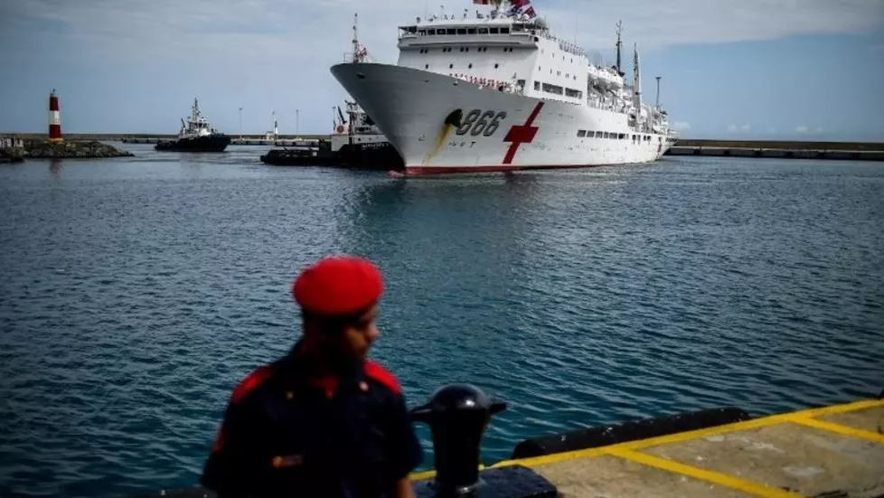 Một tàu bệnh viện của hải quân Trung Quốc cập cảng Venezuela và tổ chức khám chữa bệnh miễn phí (năm 2018). Ảnh: AFP