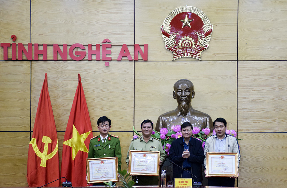 Đồng chí Lê Hồng Vinh trao tặng giấy khen cho các tập thể có thành tích xuất sắc. Ảnh: Phú Hương