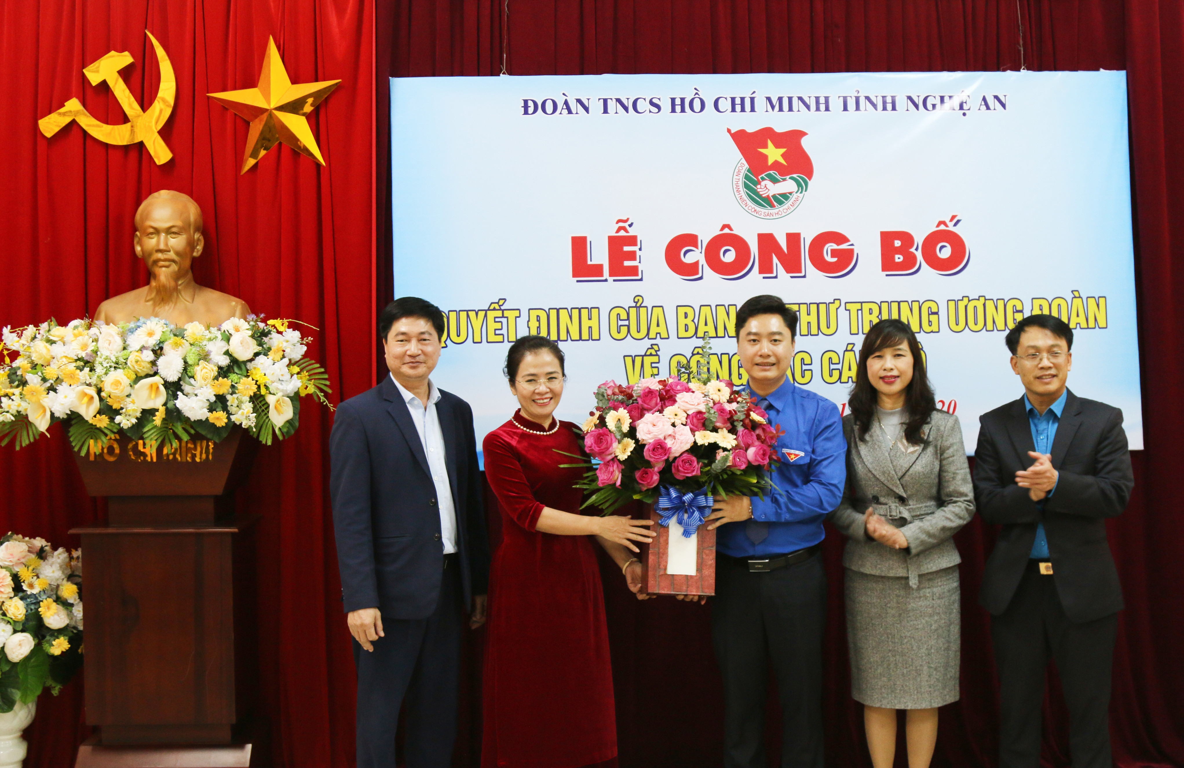 Lãnh đạo các đoàn thể chính trị xã hội tặng hoa chúc mừng đồng chí Lê Văn Lương. Ảnh: Thanh Lê