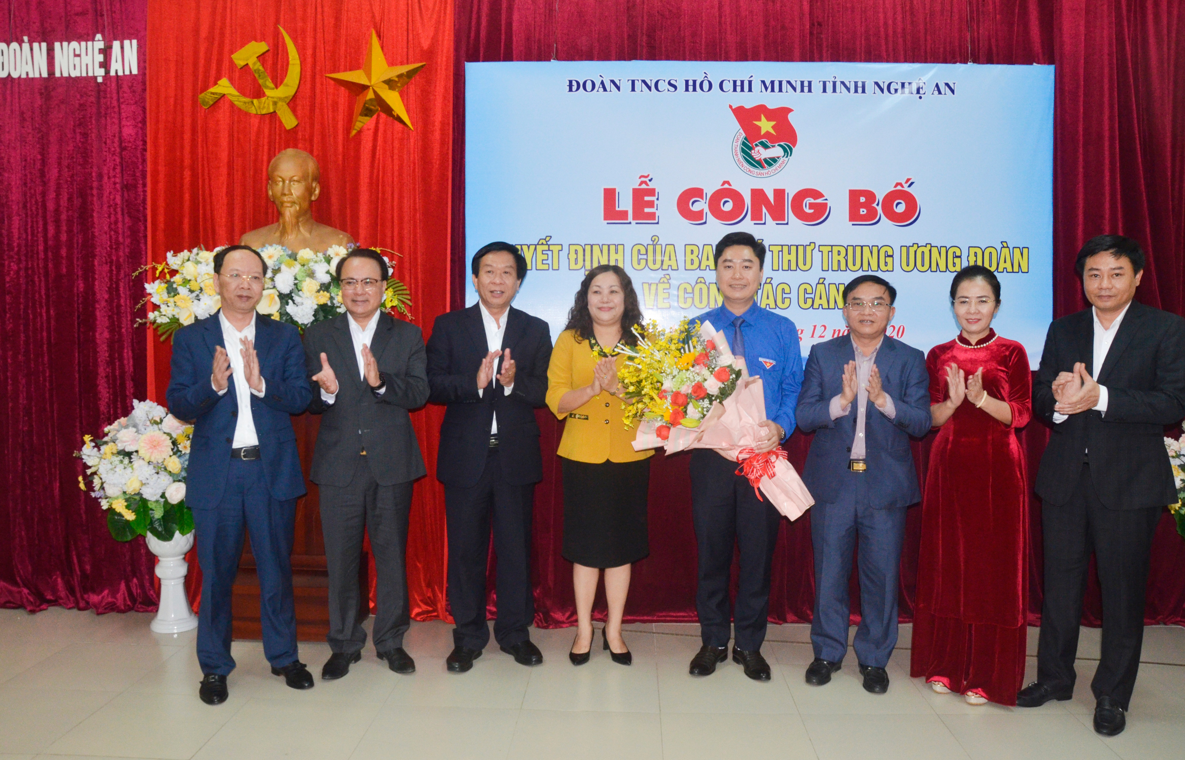 Các đồng chí lãnh đạo tỉnh tặng hoa chúc mừng đồng chí Lê Văn Lương. Ảnh: Thanh Lê