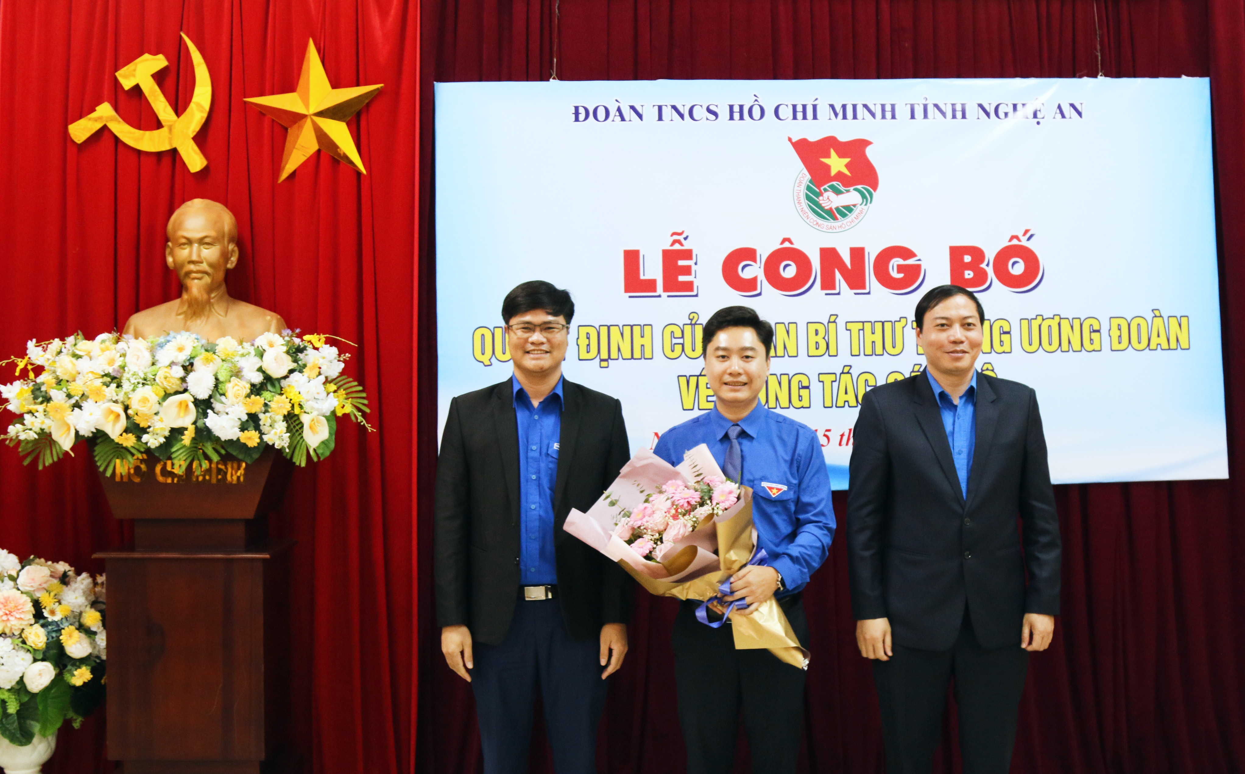 Lãnh đạo Tỉnh đoàn tặng hoa chúc mừng đồng chí Lê Văn Lương. Ảnh: Thanh Lê