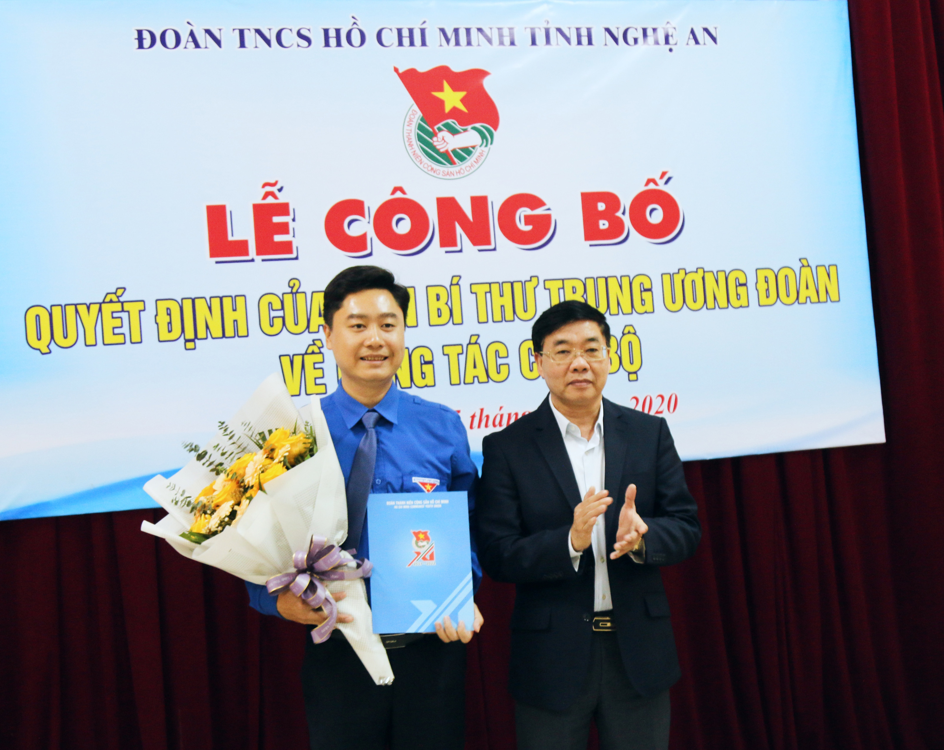 Đồng chí Nguyễn Văn Thông trao Quyết định tặng hoa chúc mừng đồng chí Lê Văn Lương. Ảnh: Thanh Lê