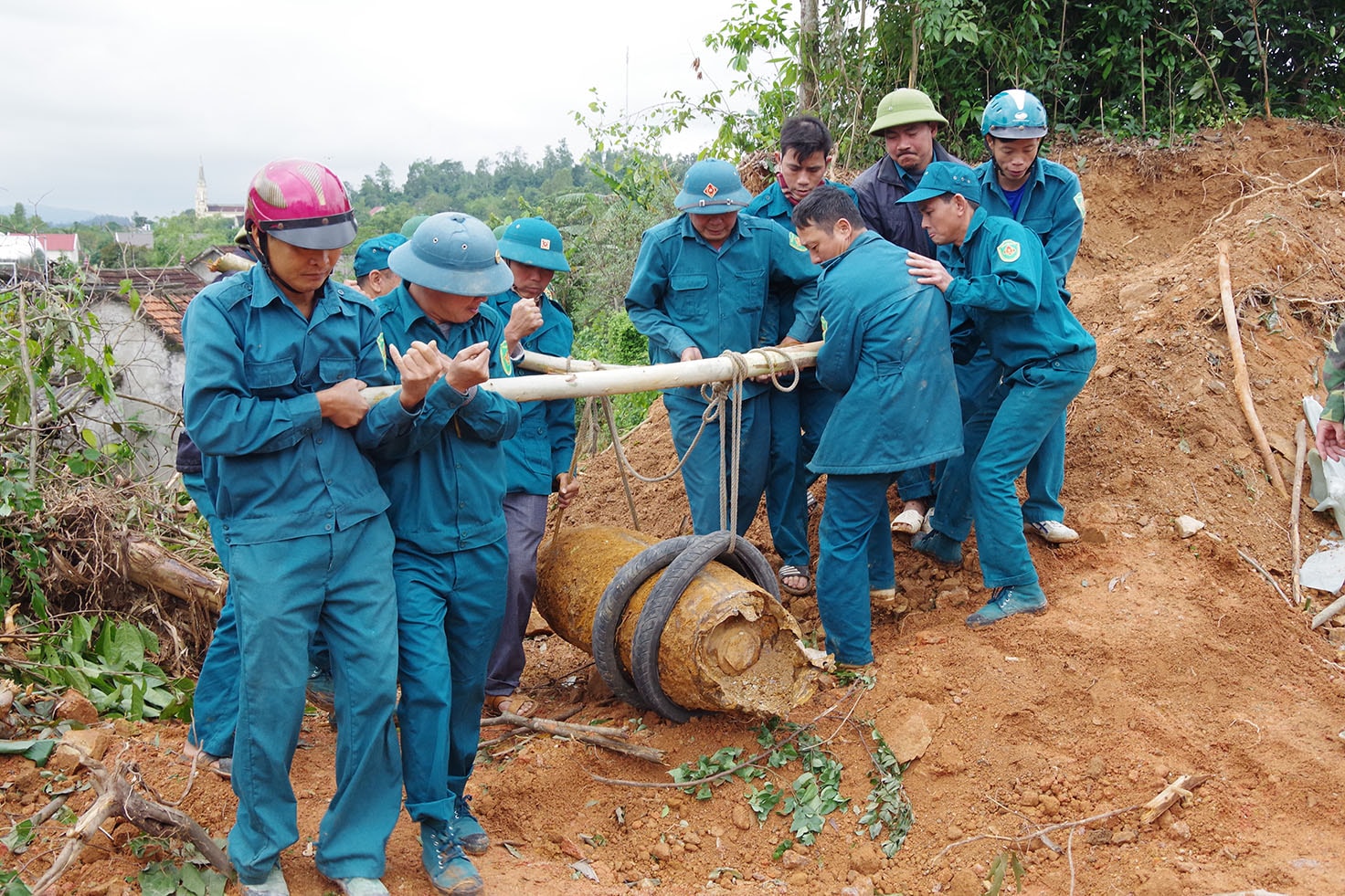 Lực lượng Ban CHQS xã Nghi Lâm và Ban CHQS huyện Nghi Lộc vận chuyển bom đến khu vực hủy nổ. Ảnh: Trọng Kiên