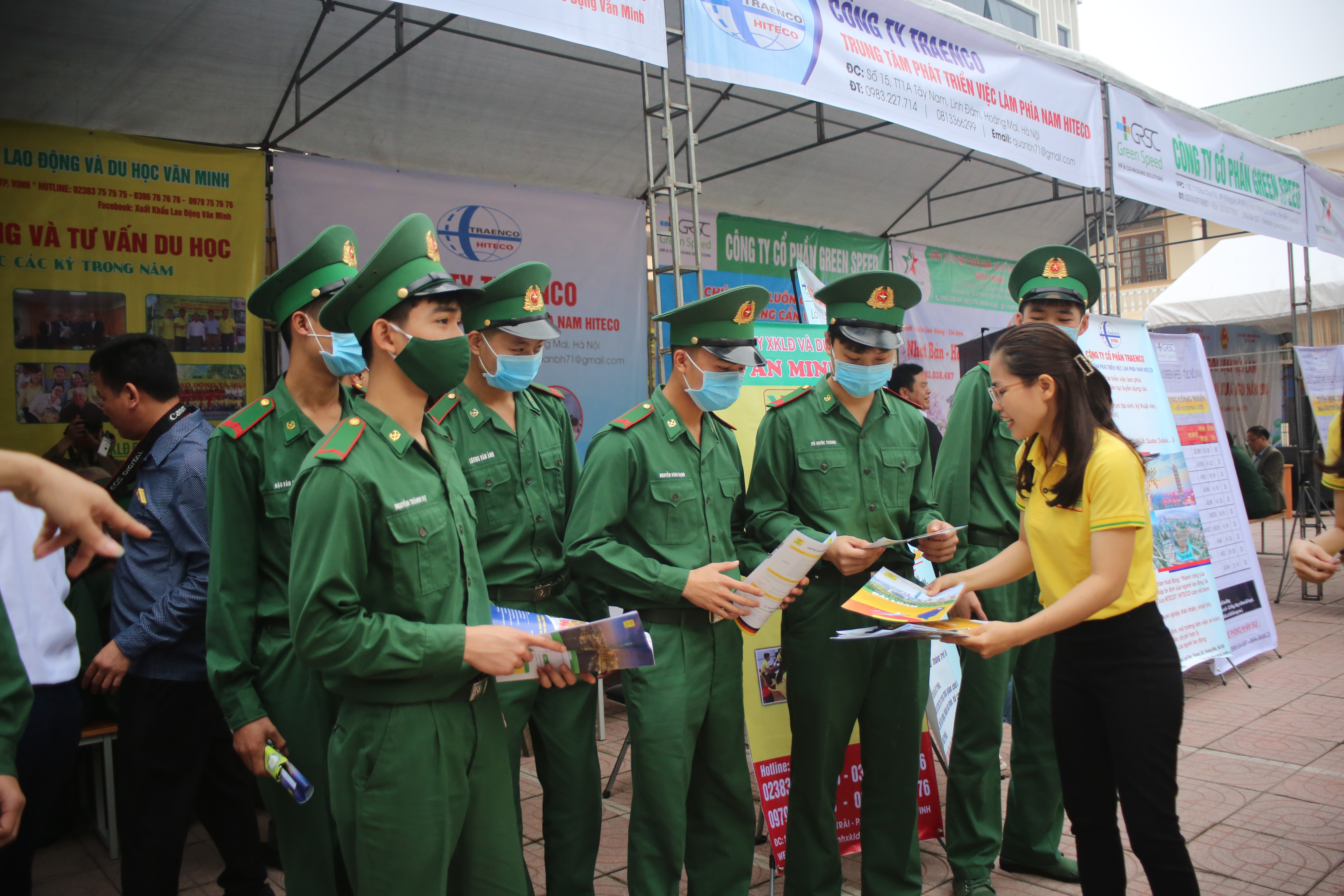 Nhiều quân nhân tìm hiểu về thị trường lao động làm việc ở nước ngoài với mức lương cao. Ảnh: Thanh Nga