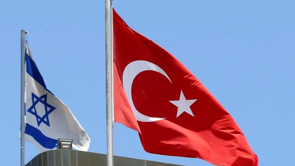 Cờ Thổ Nhĩ Kỳ và Israel tung bay trên đỉnh đại sứ quán Thổ Nhĩ Kỳ ở Tel Aviv, Israel ngày 26/6/2016. Ảnh: TRT World