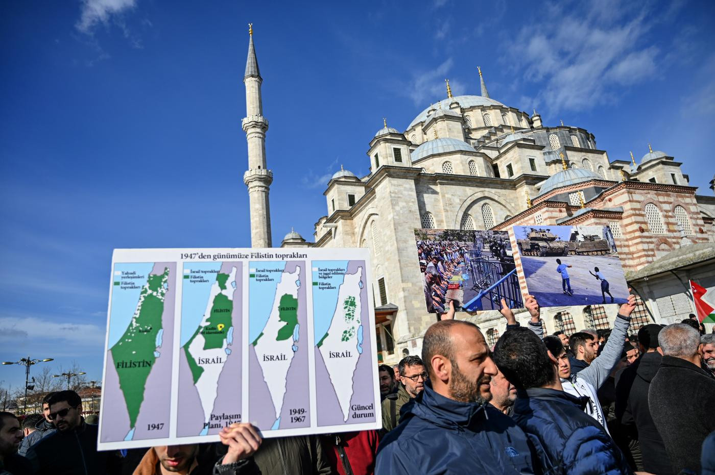Người dân cầm bản đồ Palestine-Israel theo thời gian trong cuộc biểu tình tại nhà thờ Hồi giáo Fatih ở Istanbul. Ảnh: AFP
