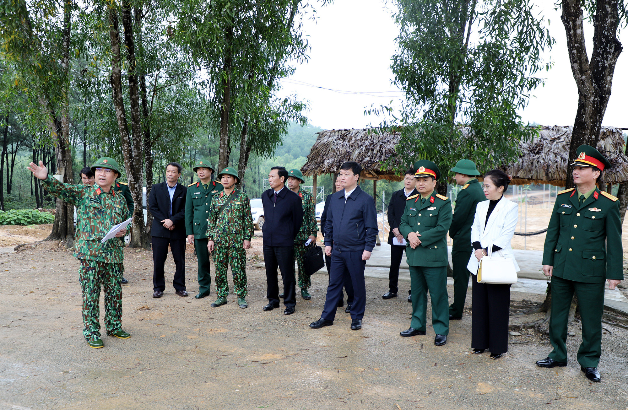 Cùng đi có đồng chí Võ Thị Minh Sinh - Ủy viên Ban Thường vụ Tỉnh ủy, Chủ tịch Ủy ban MTTQ tỉnh; lãnh đạo Sở Tài Chính, Sở TT&TT, Hội Cựu chiến binh tỉnh. 