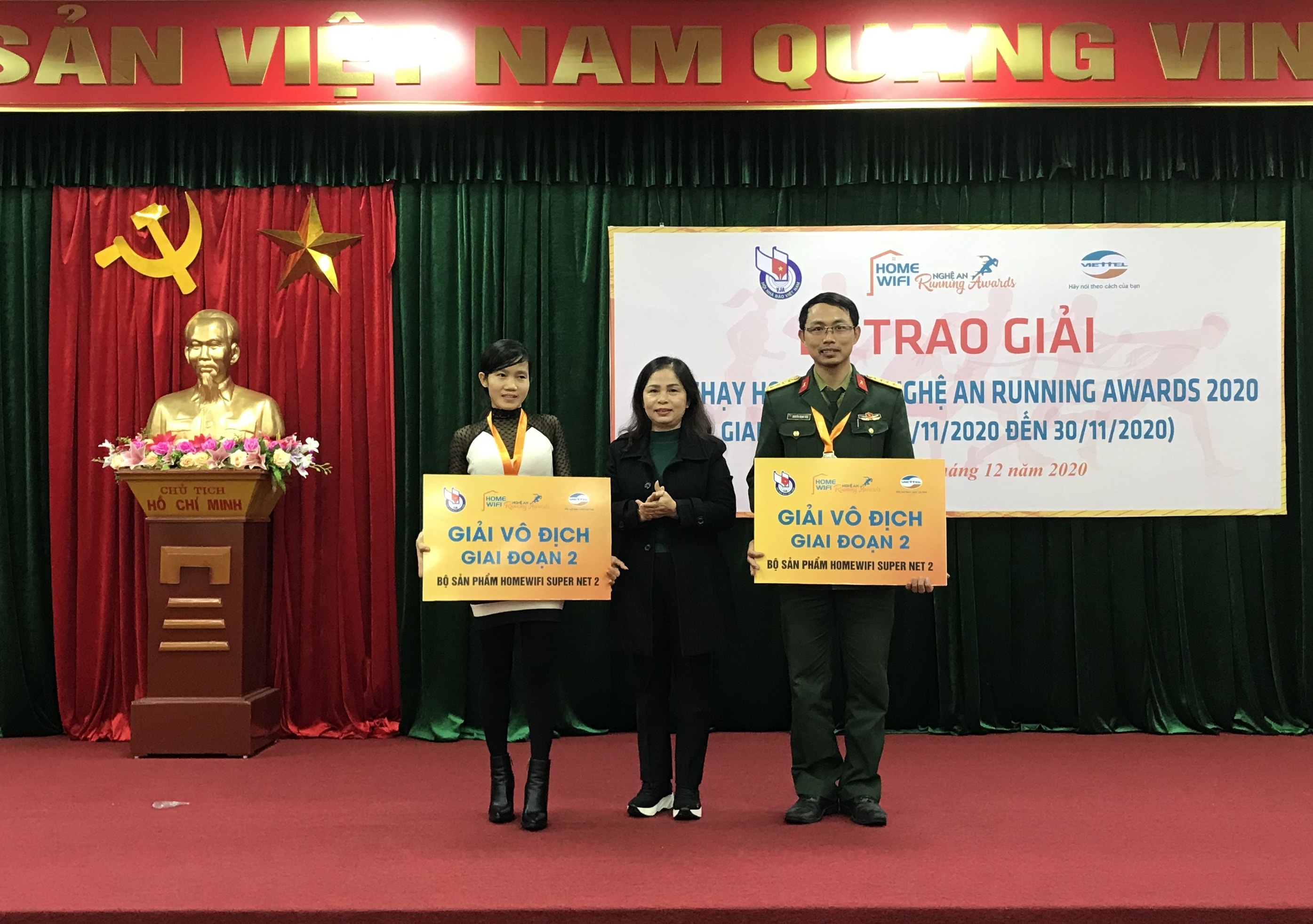 Bà Hồ Thị Ngân, Phó chủ tịch Thường tực Hội Nhà báo Nghệ An trao giải vô địch giai đoạn 2 cho 2 vận động viên.