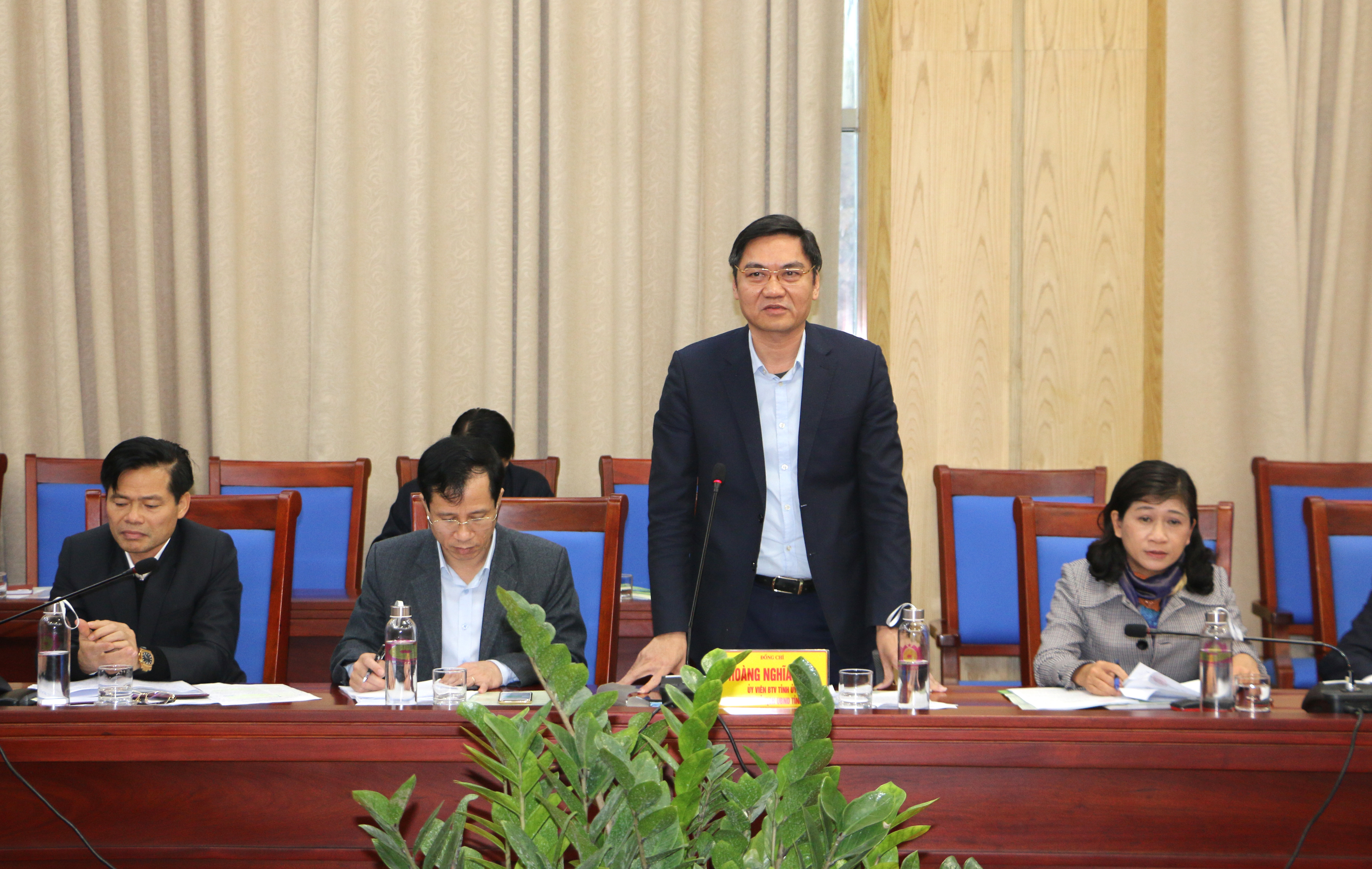 Đồng chí Hoàng Nghĩa Hiếu - Phó Chủ tịch UBND tỉnh phát biểu phúc đáp một số gợi ý của các bộ ngành về xây dựng NTM. Ảnh: Nguyễn Hải