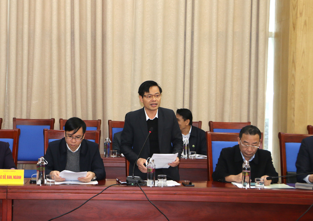 Đồng chí Nguyễn Văn Hằng -Phó Chánh Văn phòng điều phối NTM tỉnh báo cáo tình hình xây dựng NTM của tỉnh Nghệ An năm 2020. Ảnh: Nguyễn Hải