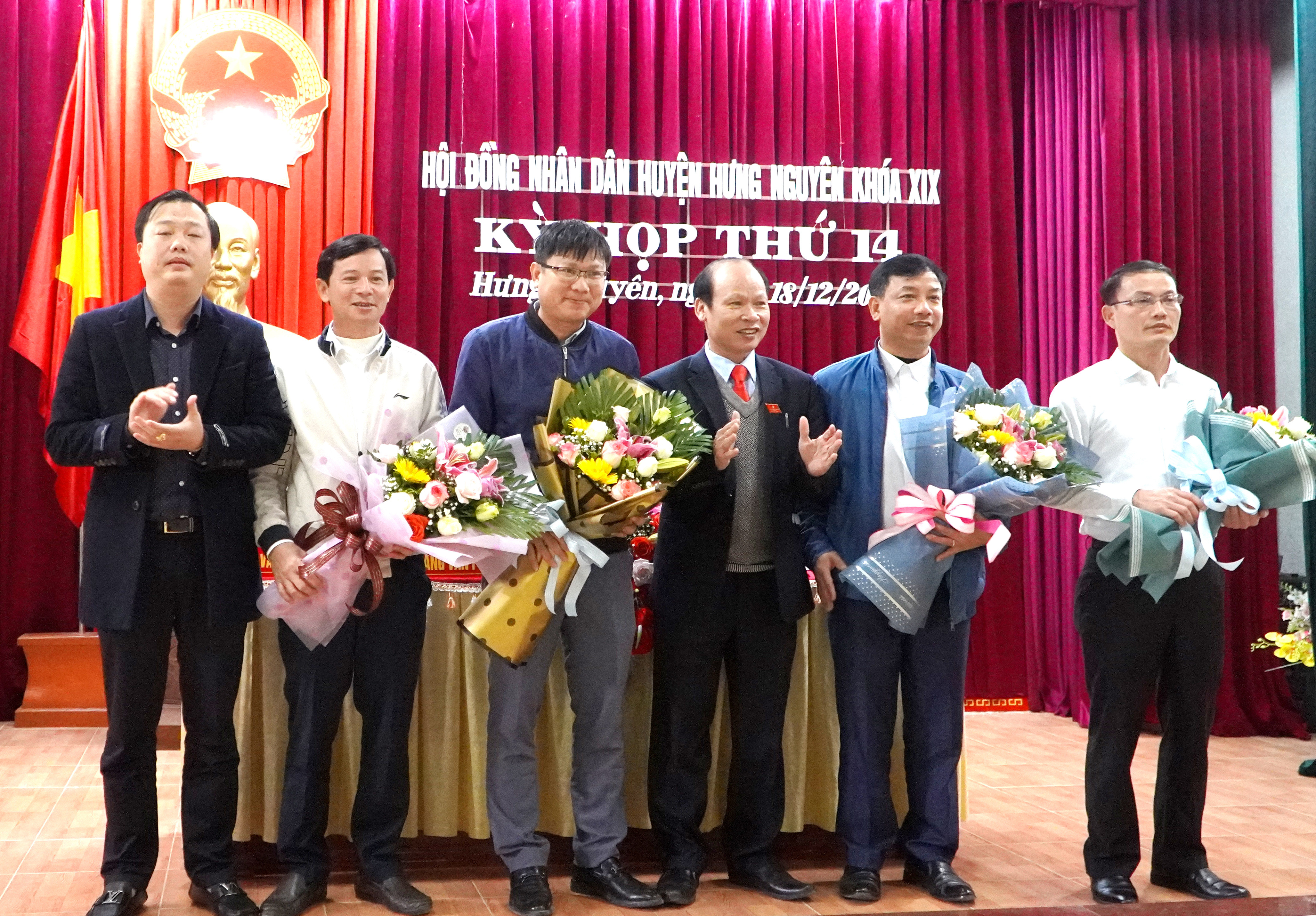Lãnh đạo huyện Hưng Nguyên chúc mừng 5 ủy viên UBND huyện được bầu bổ sung. Ảnh Thanh Tâm