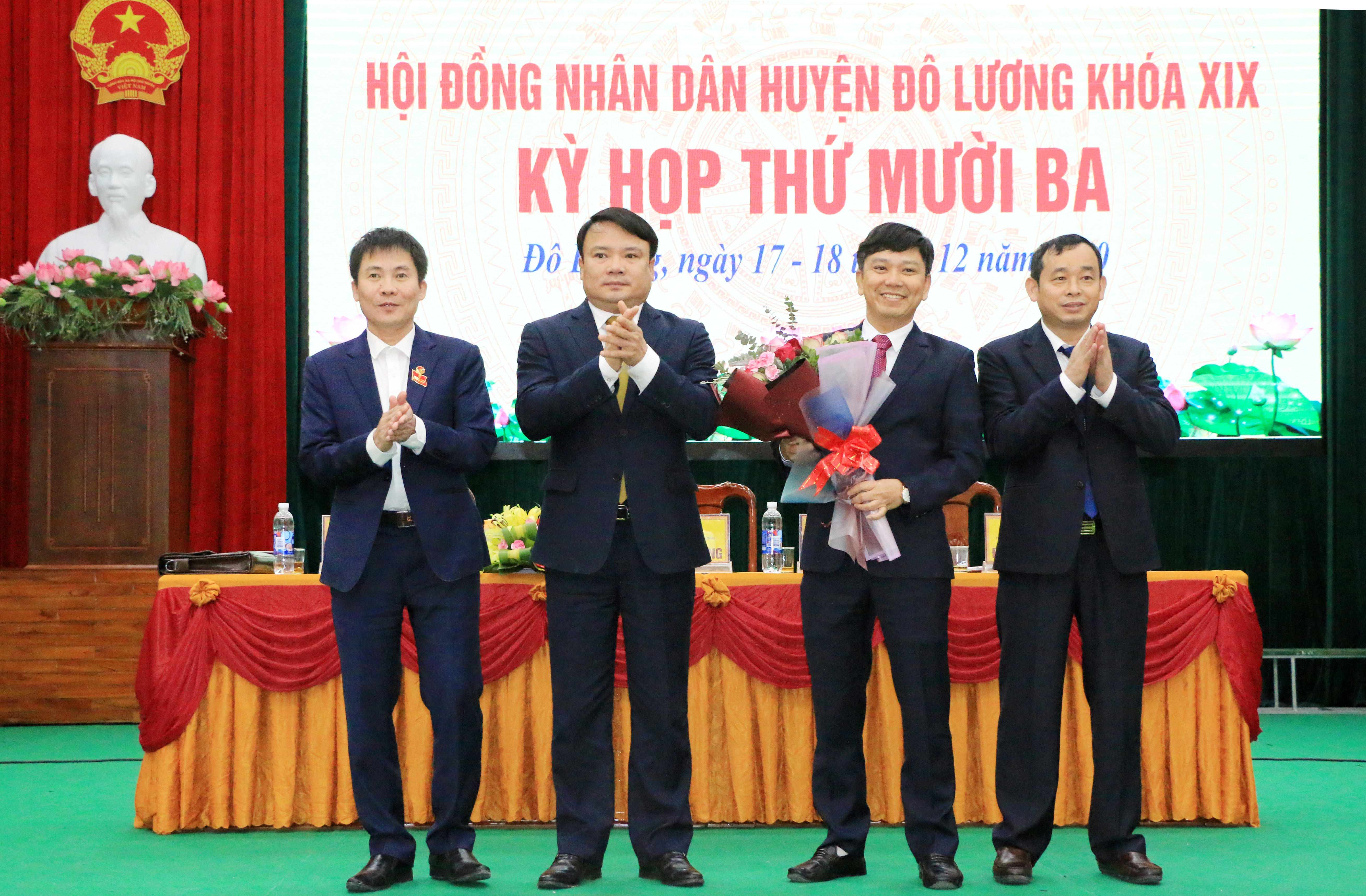 Lãnh đạo huyện Đô Lương tặng hoa chúc mừng tân Phó Chủ tịch UBND huyện Trần Văn Hiến. Ảnh Hữu Hoàn