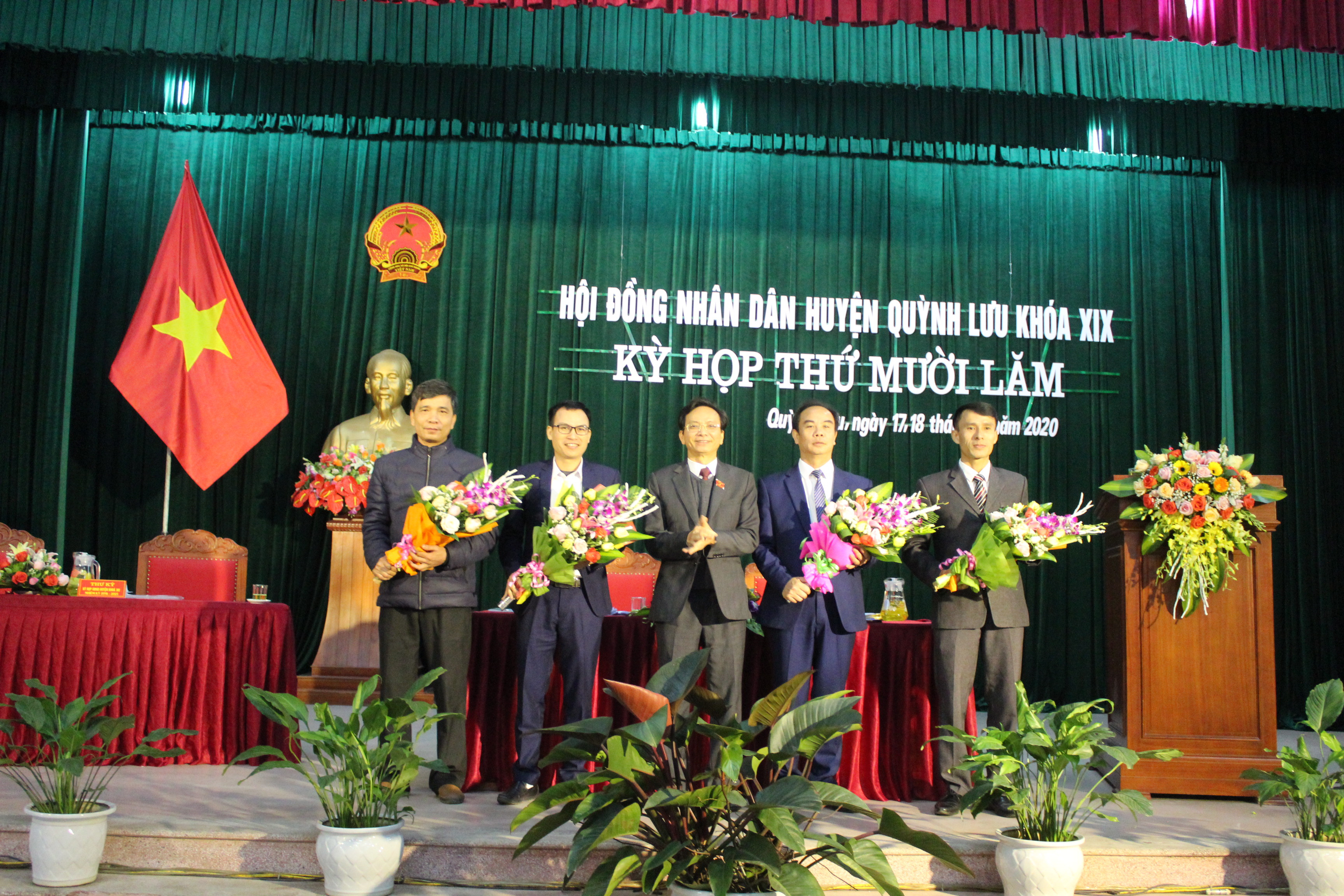 HĐND huyện Quỳnh lưu tặng hoa các thành viên UBND huyện vừa được bầu bổ sung. Ảnh Thanh Toàn