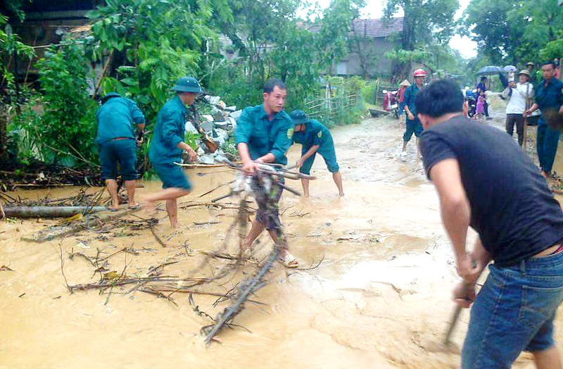 Lực lượng vũ trang huyện Quỳ Hợp giúp dân khăc phục thiệt hại sau thiên tai. Ảnh Phan Giang