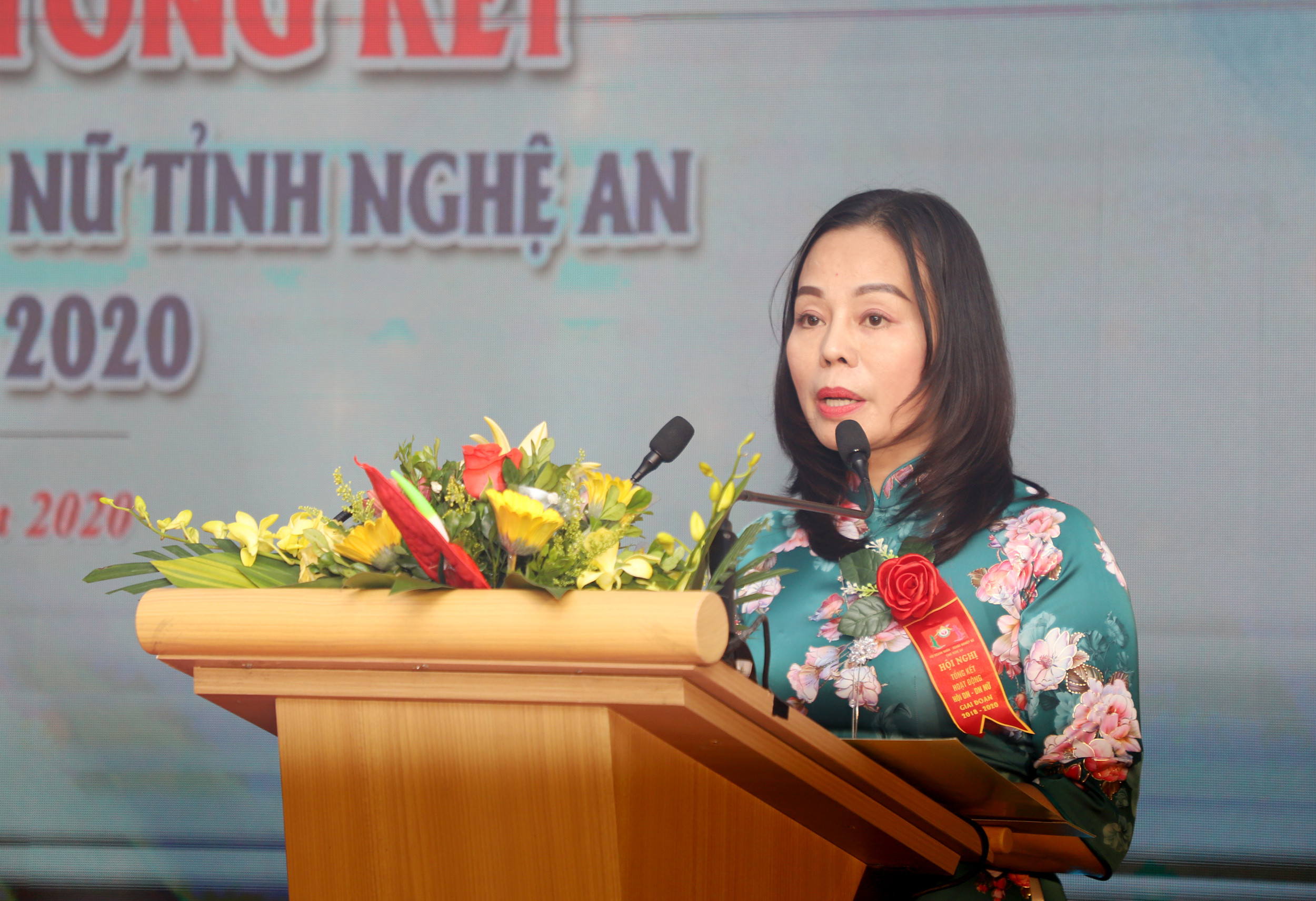 Bà Trần Thị Lan - Phó Chủ tịch Hội doanh nghiệp nữ tỉnh báo cáo kết quả hoạt động 3 năm qua của Hội. Ảnh: Phạm Bằng