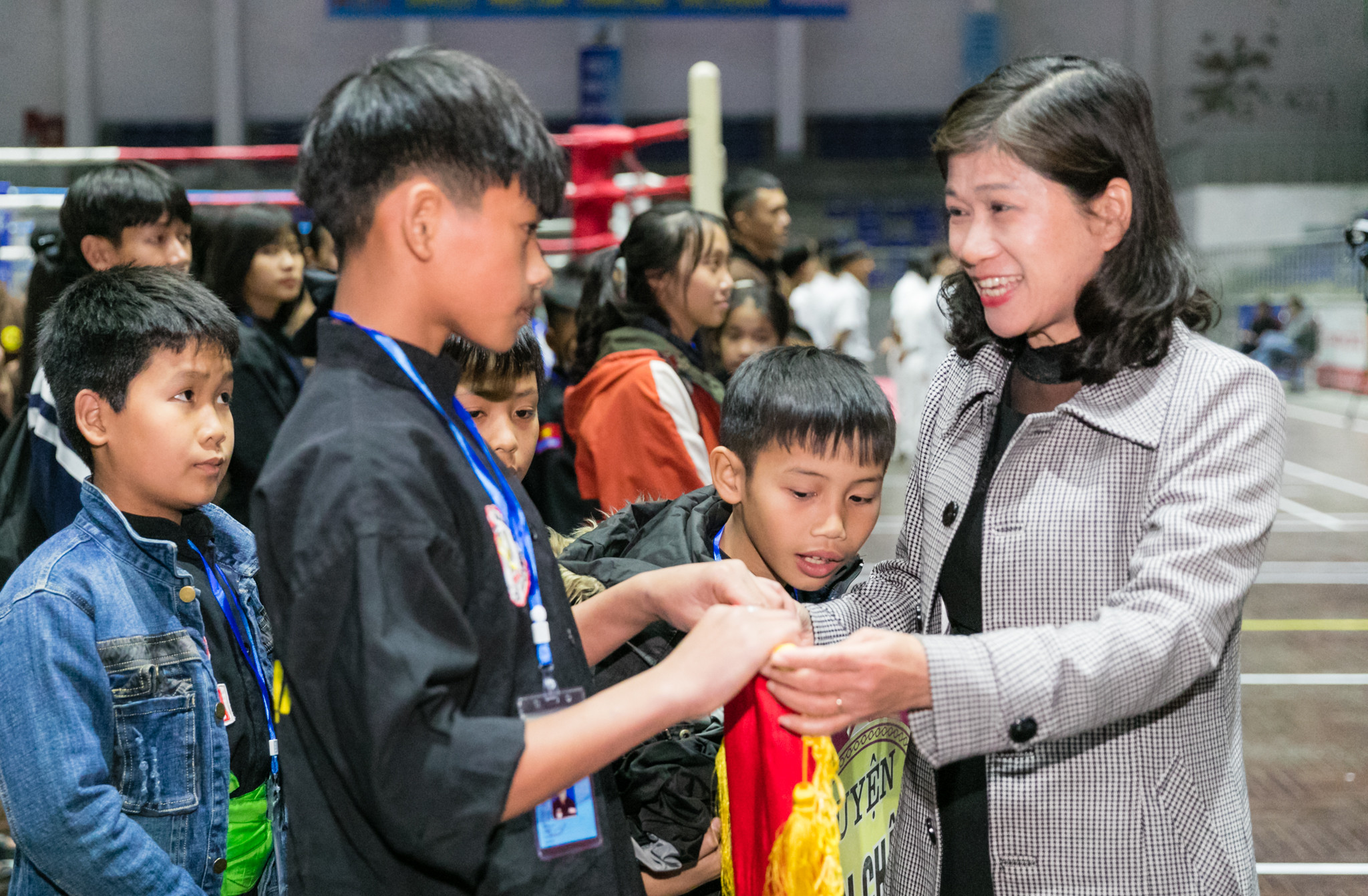 Đại diện lãnh đạo Sở Văn hóa và Thể thao tặng cờ lưu niệm cho các đội tham dự giải. Ảnh: Đức Anh