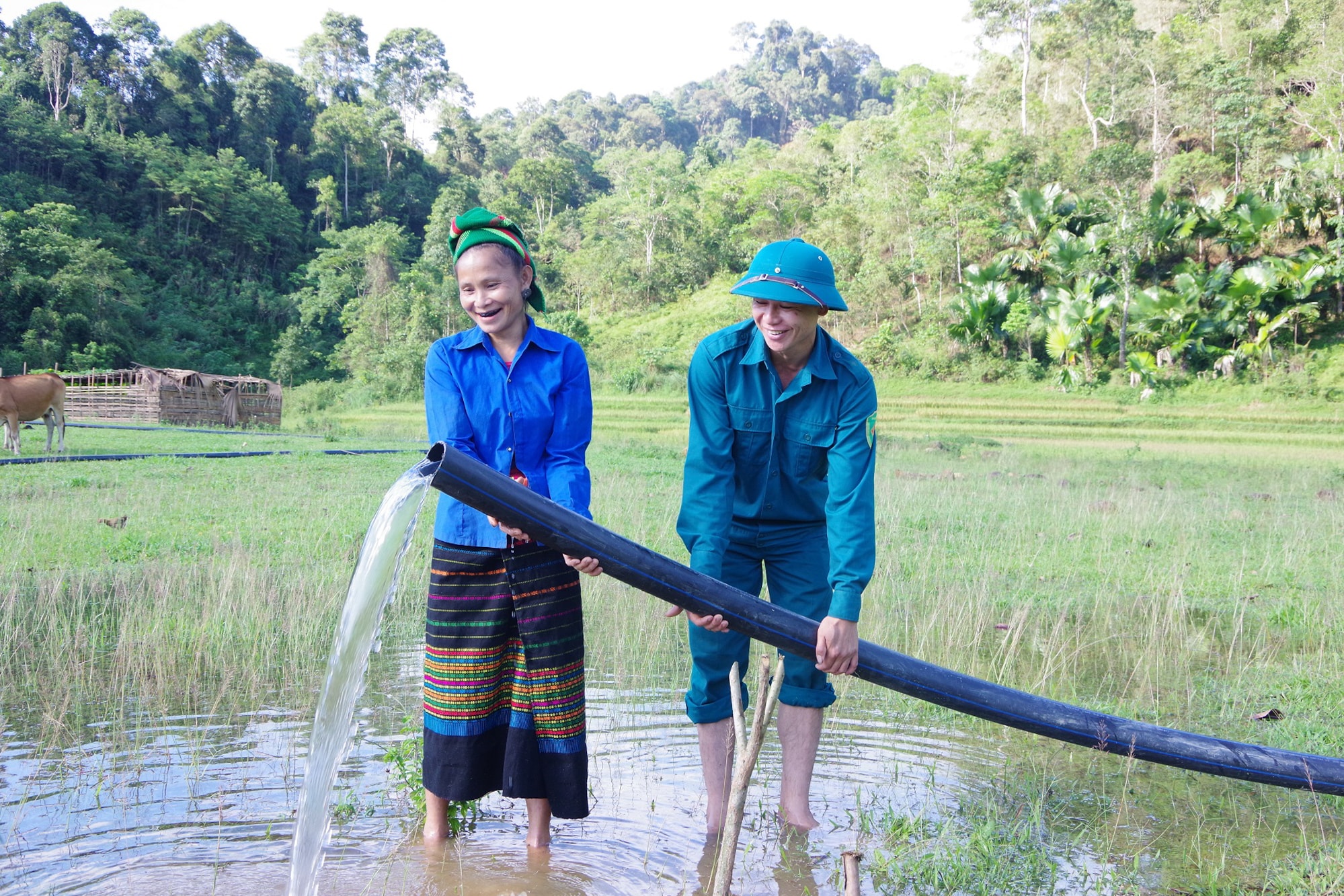 Giúp phát triển kinh tế, xóa đói giảm nghèo, lực lượng dân quân thường trực luôn xung kích đi đầu hỗ trợ, giúp đỡ nhân dân bằng những việc làm cụ thể thiết thực, góp phần củng cố xây dựng “trận địa” lòng dân vững chắc nơi miền Tây xứ Nghệ...”. Ảnh: Thành Cường