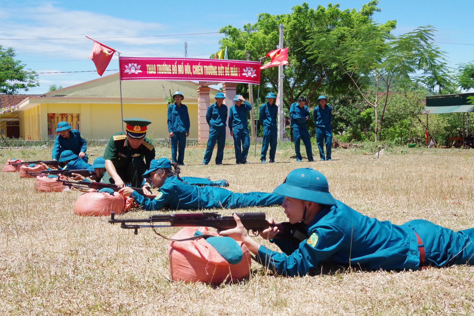 ... chính sách tôn giáo dân tộc, các văn bản liên quan đến biên giới, nắm chắc các kỹ thuật chiến thuật, phương án chiến đấu tại chỗ bảo vệ mục tiêu và sẳn sàng chiến đấu khi có tình huống xẩy ra. Ảnh Trọng Kiên