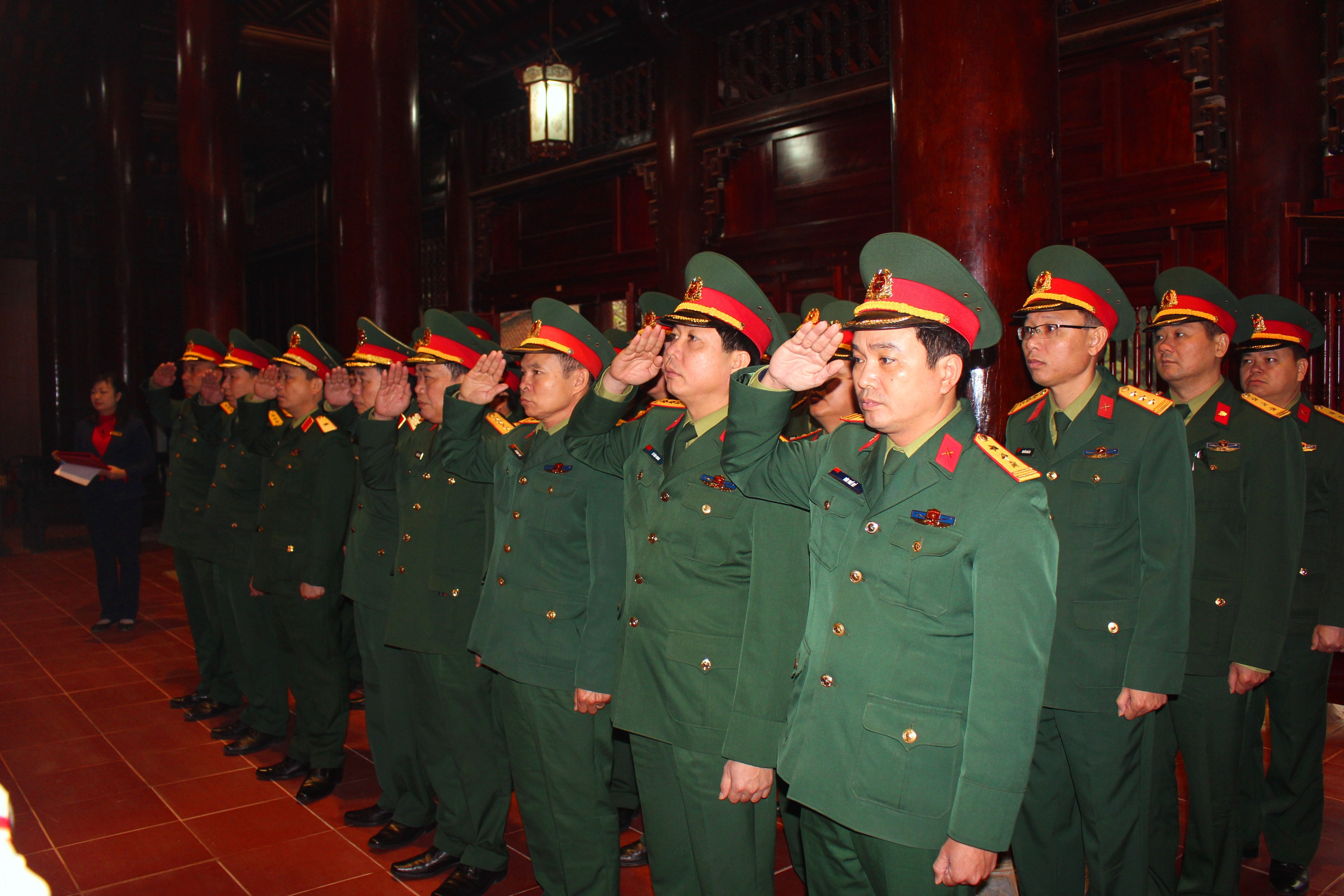 Thủ trưởng Bộ Tư lệnh Quân khu 4 và các cơ quan Quân khu dâng hương, dâng hoa tưởng niệm Chủ tịch Hồ Chí Minh tai Khu Di tích Kim Liên.