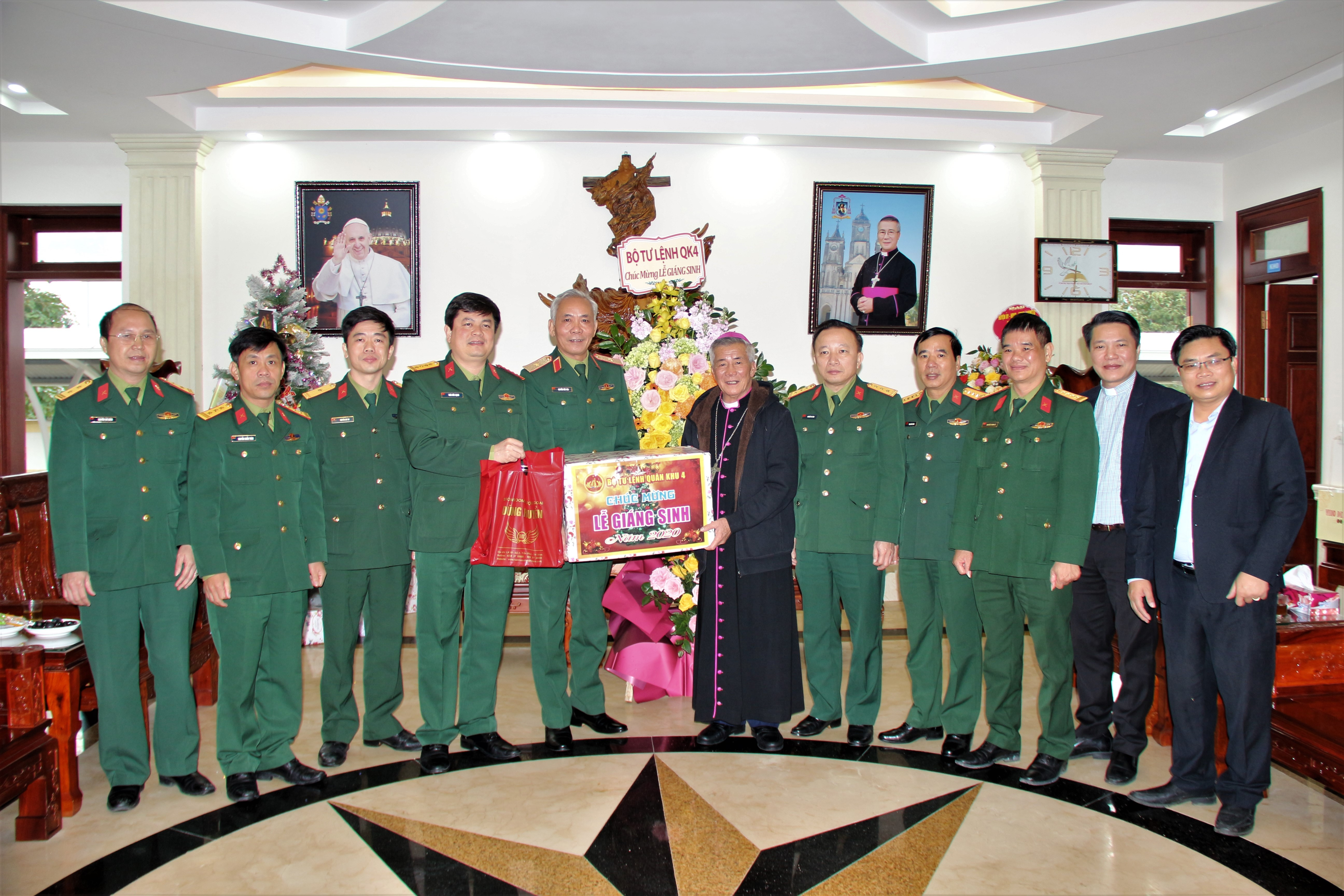 Thiếu tướng Nguyễn Đức Hóa, Phó Chính ủy Quân khu 4 và Bộ CHQS tỉnh Nghệ An chúc mừng Tòa giám mục Giáo phận Vinh.