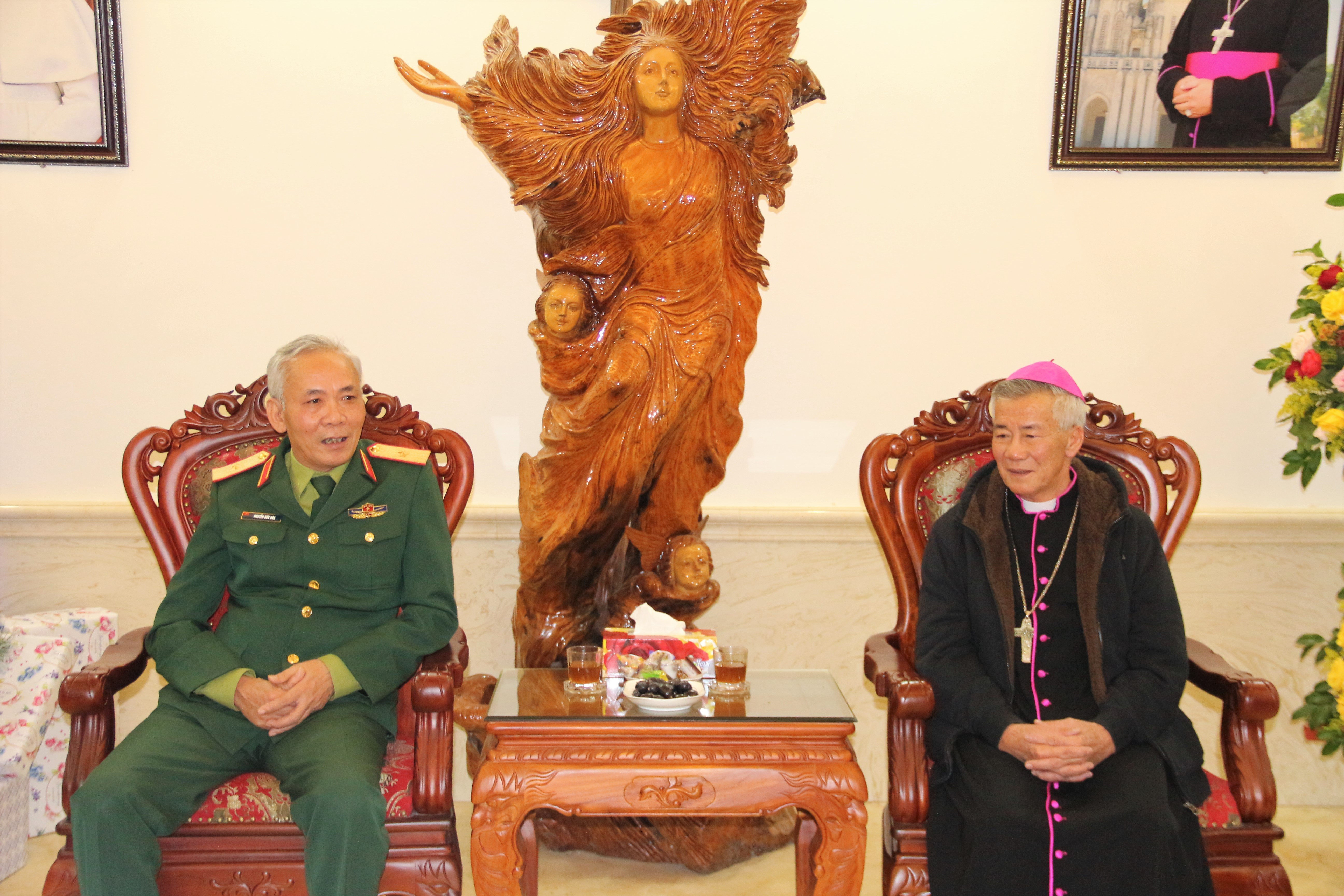 Giám mục Nguyễn Hữu Long – Giám mục chính tòa Giáo phận Vinh gửi lời cảm ơn đến đoàn công tác và toàn thể cán bộ, chiến sỹ LLVT Qk4, LLVT Nghệ An. 