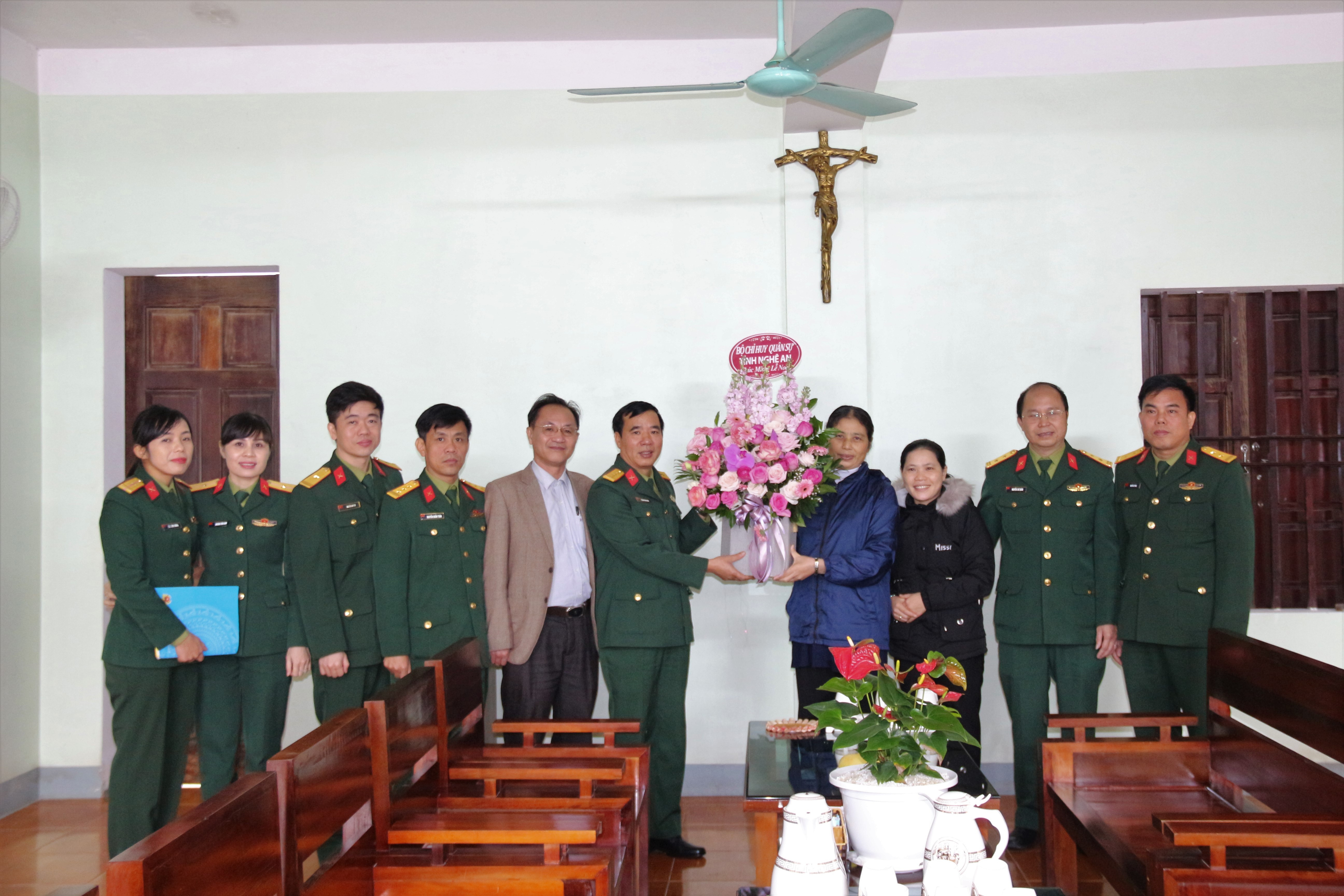 Bộ CHQS tỉnh Nghệ An tặng quà, chúc mừng lễ giáng sinh tại Trung tâm Hội dòng Thừa sai bác ái ở xã Nghi Diên.