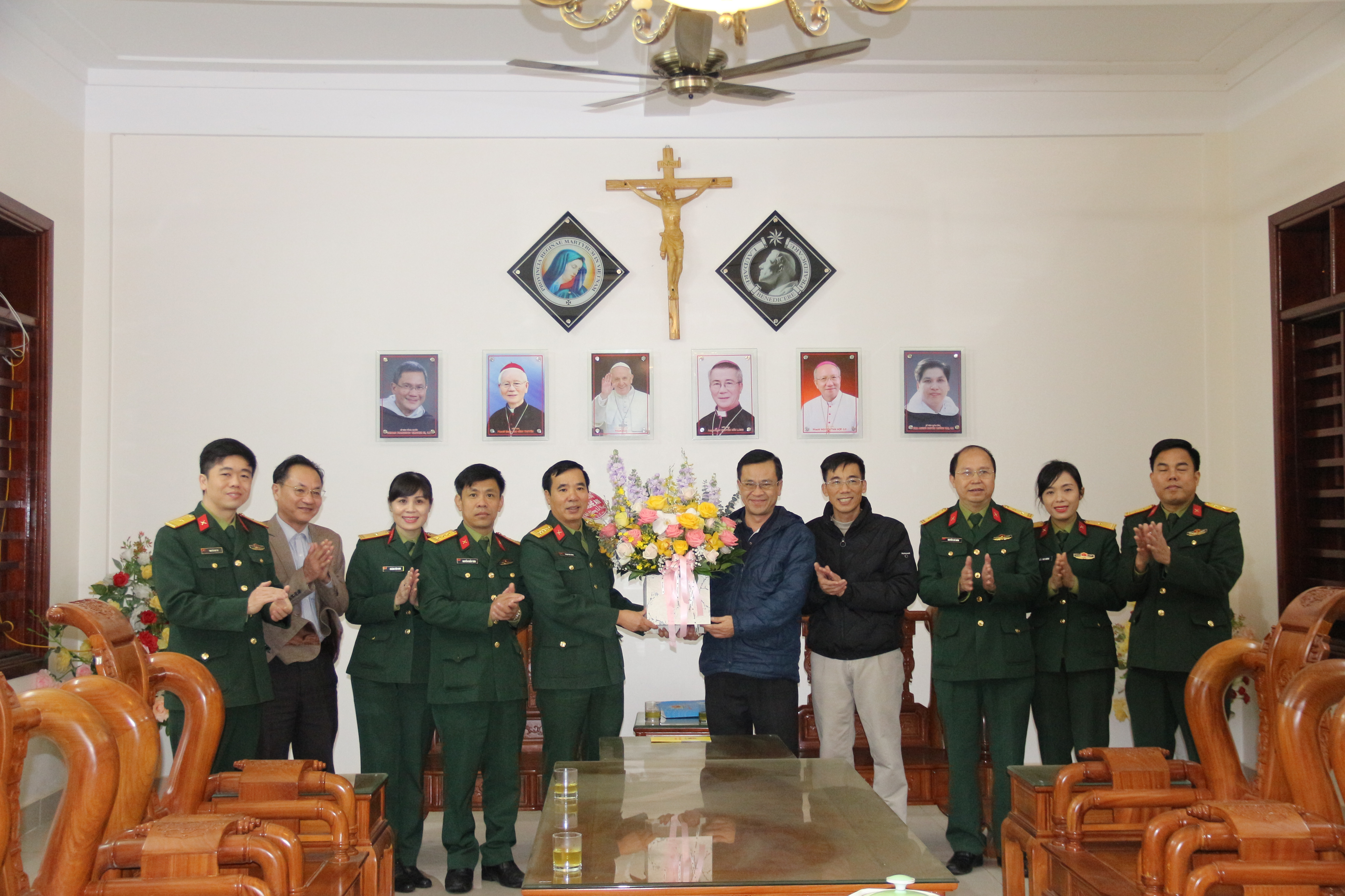 Đoàn công tác Bộ CHQS tỉnh Nghệ An chúc mừng lễ Noel tại Giáo họ Khoa Trường/ Bố Sơn. 