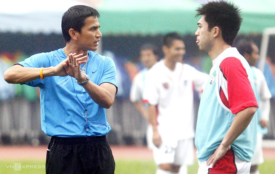 Trở lại V-League, Lee Nguyễn (phải) sẽ có dịp đối đầu thầy cũ Kiatisuk - người cũng mới tái xuất để dẫn dắt HAGL. Ảnh: Đức Đồng.