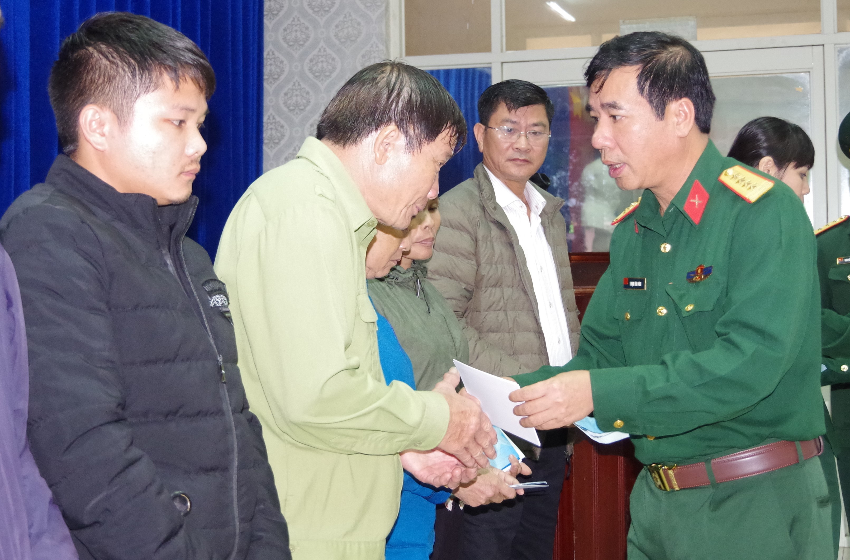 Đại tá Phạm Văn Đông trao quà các gia đình của 22 liệt sỹ hy sinh ở Hướng Hóa, Quảng Trị. Ảnh: PV