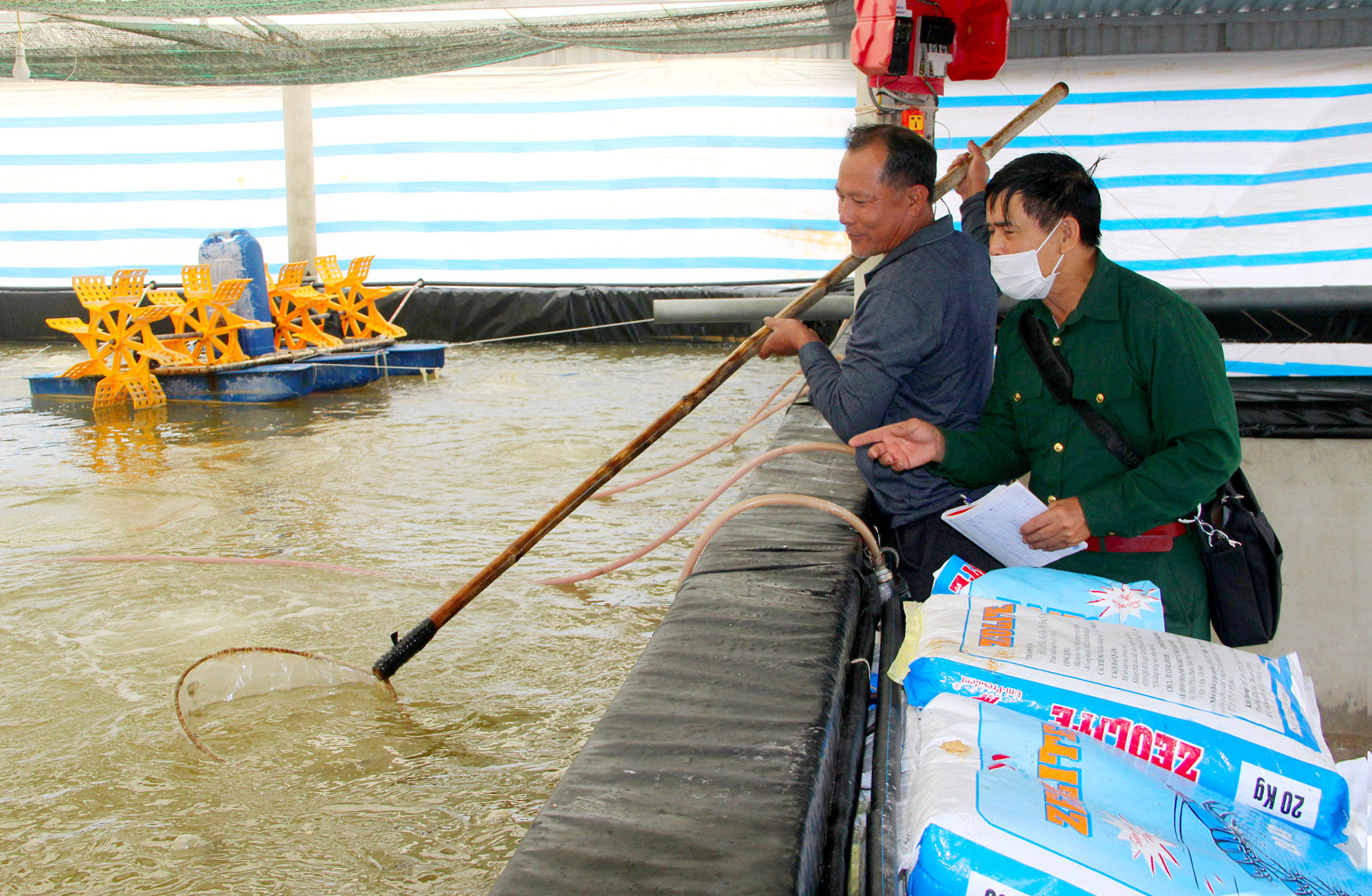 Mô hình nuôi tôm an toàn sinh học tại xã Diễn Trung (Diễn Châu). Ảnh: Quang An